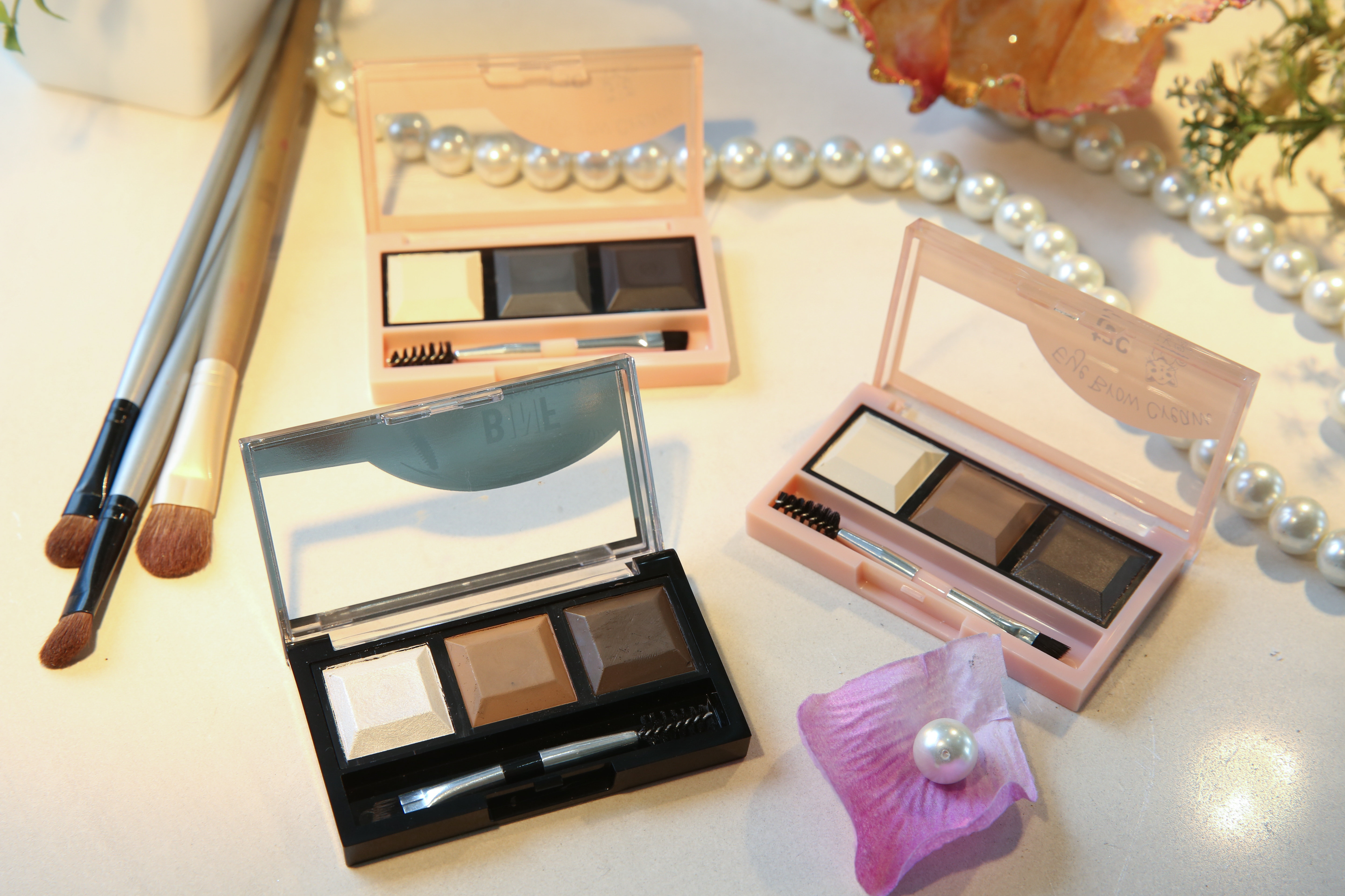 3D蠟油配方被太和集團視為下一波彩妝革命的祕密武器，圖中巧克力狀的眼妝產品即添加此配方，可同時用於畫眉、打亮眼窩與加深鼻影。