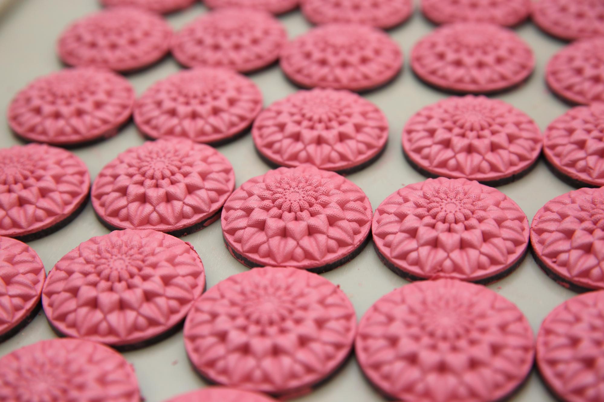 加入3D蠟油配方的腮紅，可做出絢麗立體狀，圖為打樣產品。