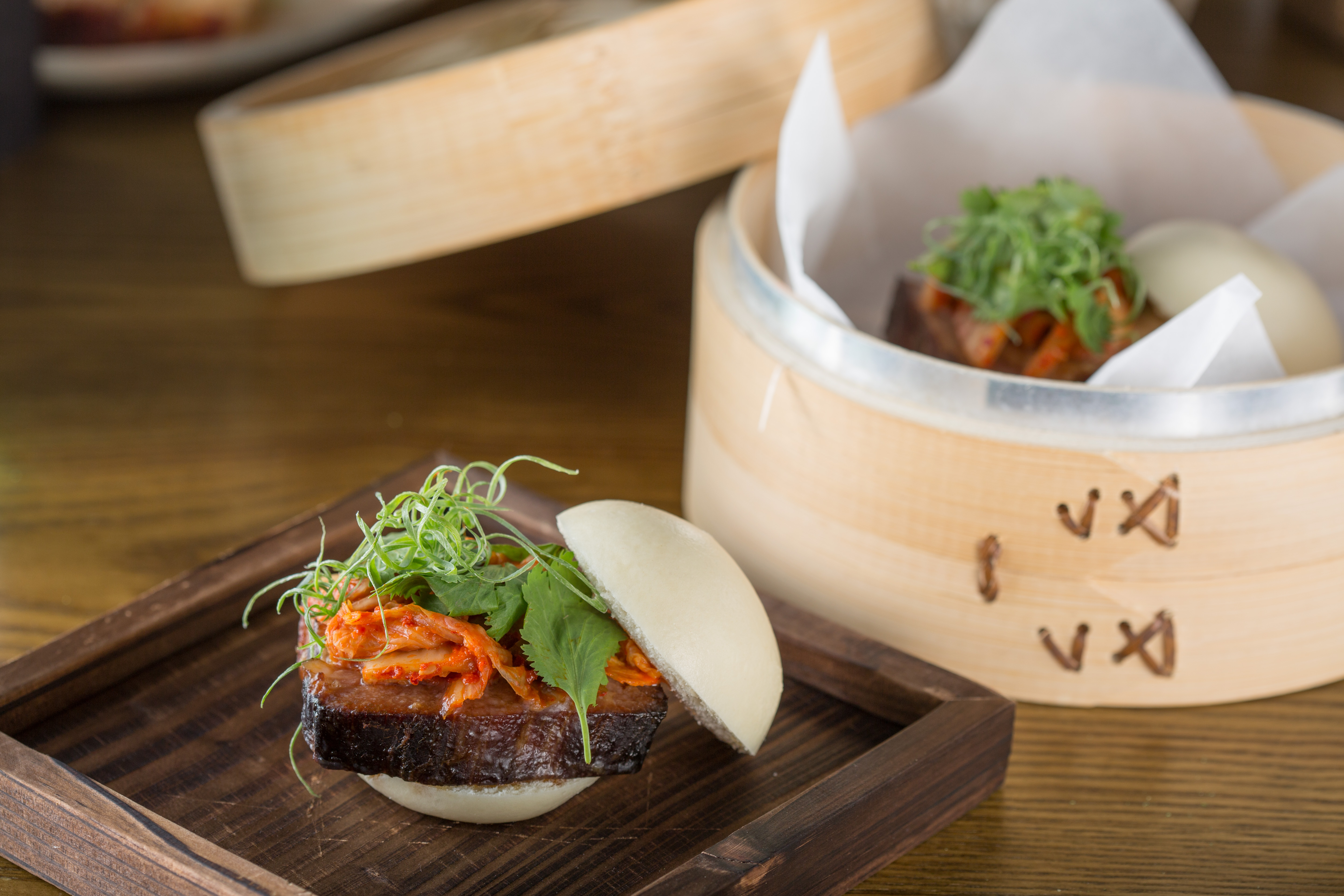 來自香港的主廚林明健在他新開的「Longtail」餐酒館，把充滿鄉愁的叉燒包化為一道美味混血料理。