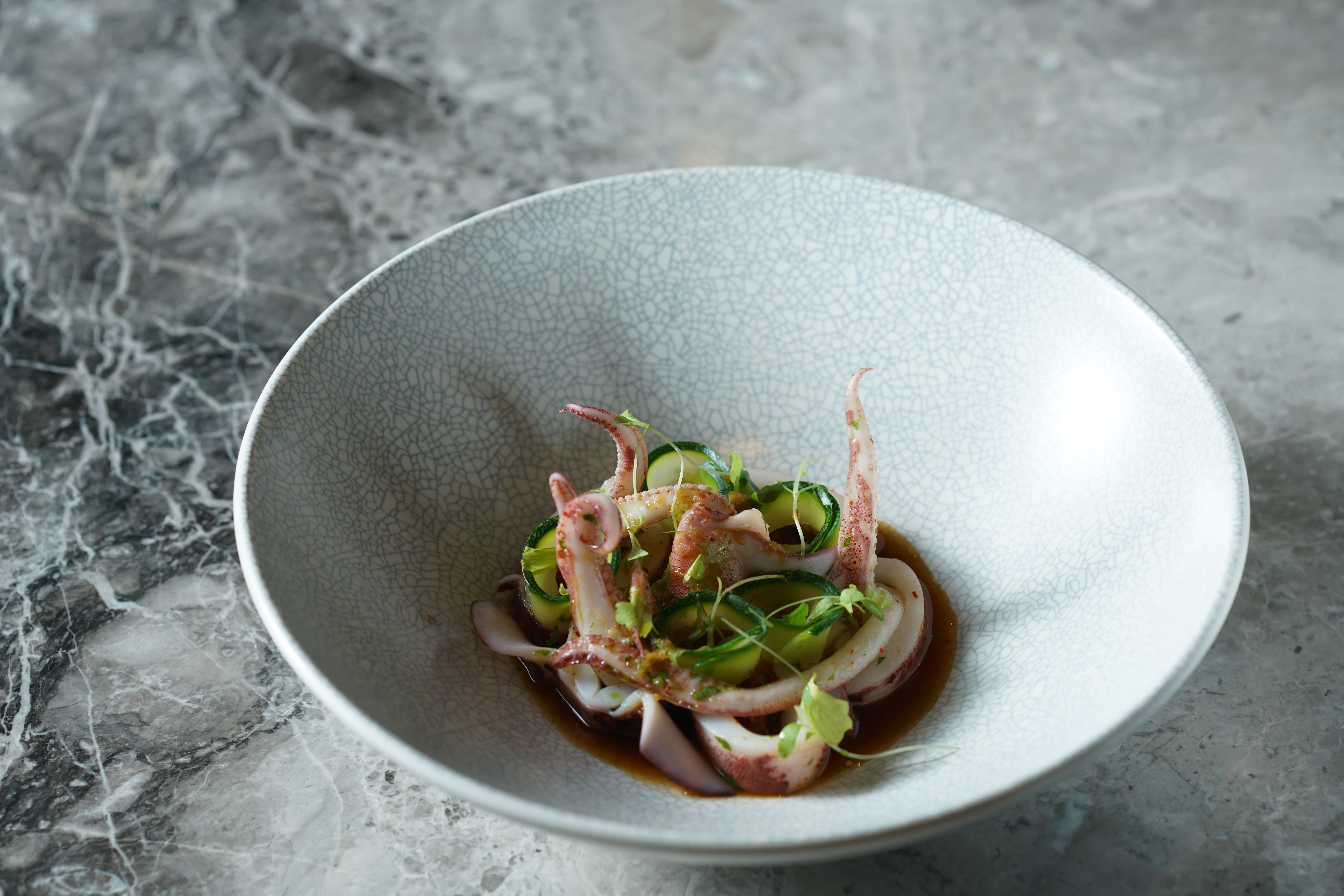 「薑汁小卷」取材自麵攤的黑白切，主廚歐俊辰將街邊小吃融入西餐技法的醬汁，毫無違和感。