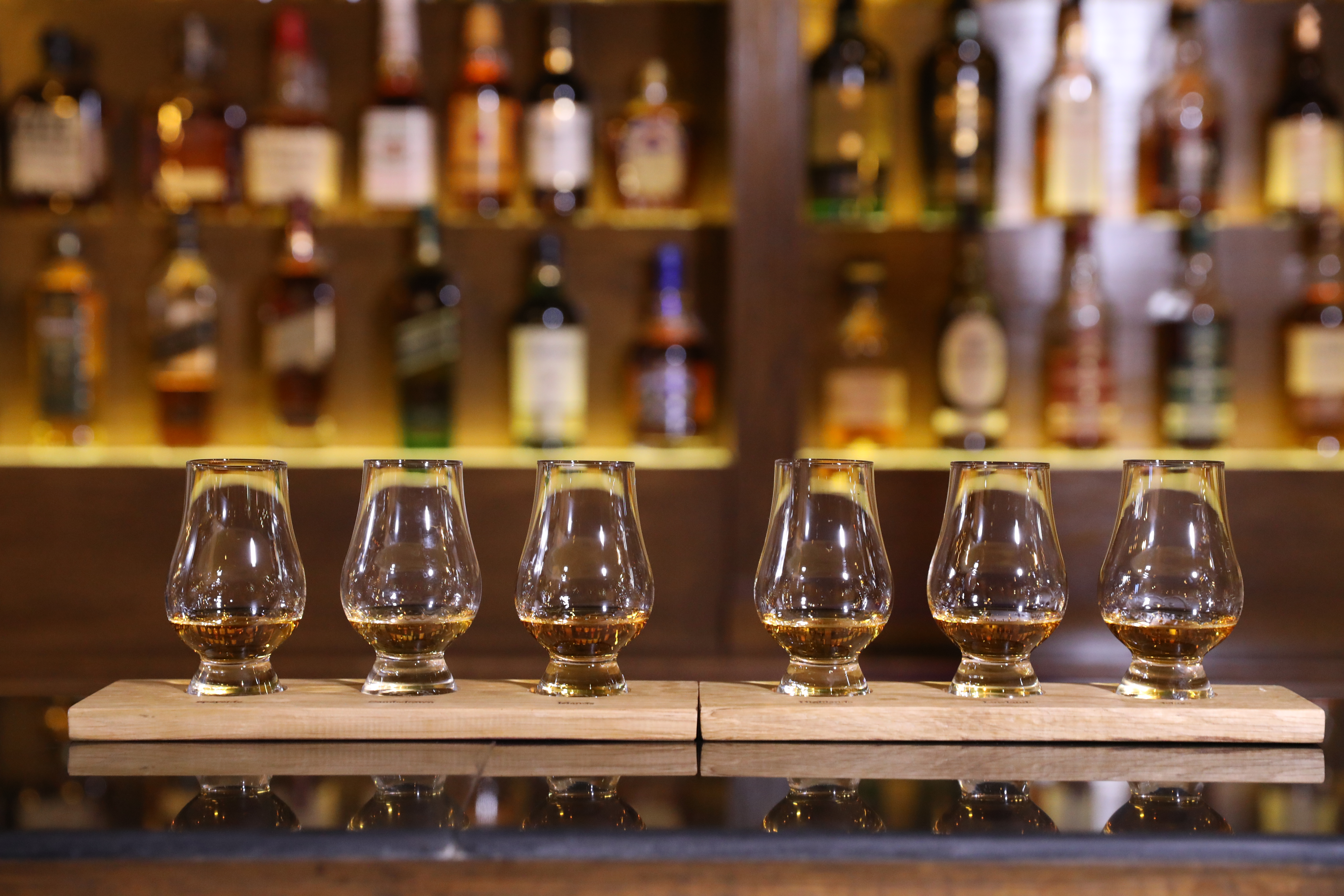 今年6月新開在上海的「探索酒窖」，由台灣的威士忌專家Kelly操刀，準備了各種限量版的威士忌套餐，讓酒迷一喝就知威士忌的前世今生。