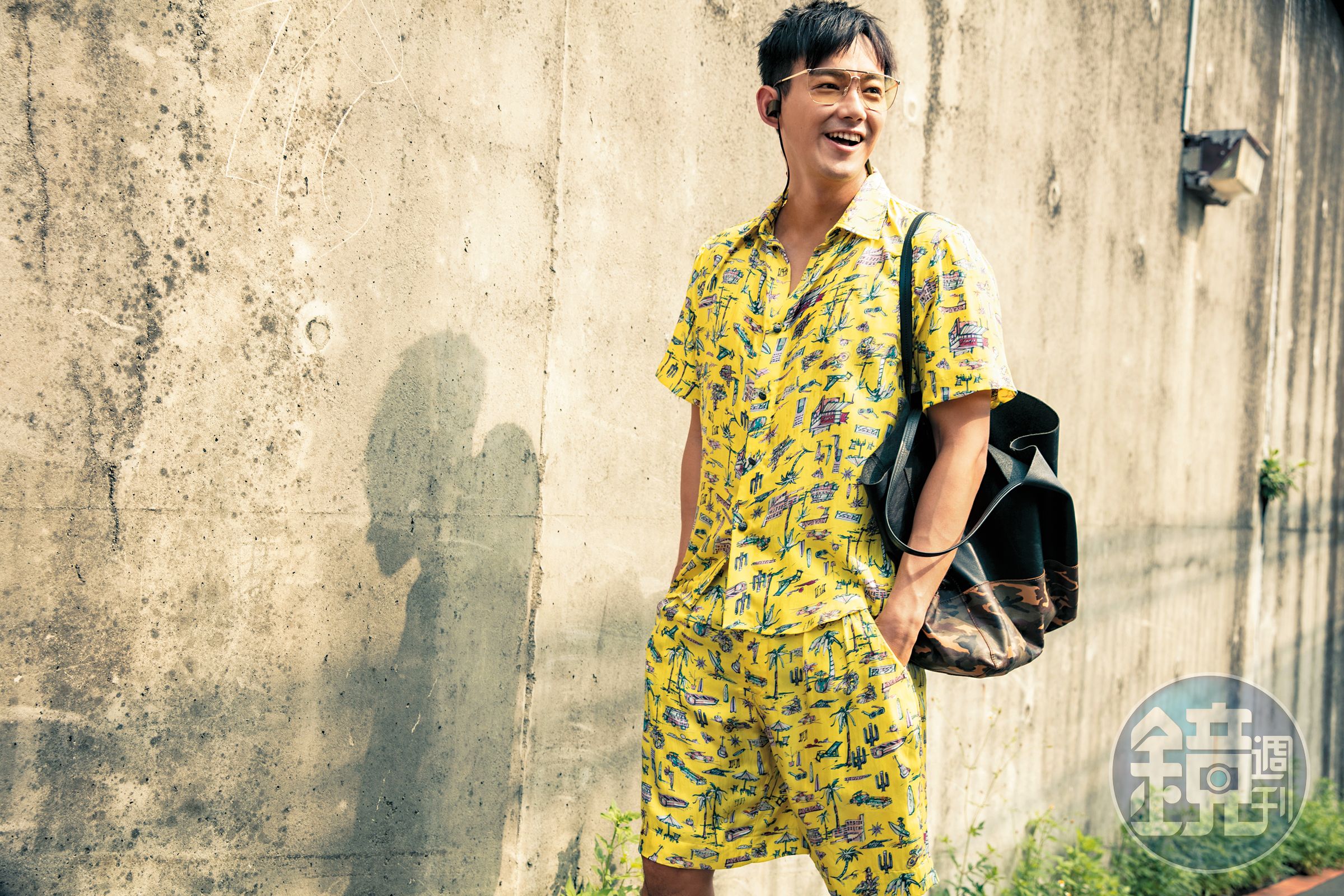 Daniel Wong金色鏡框墨鏡。NT$15,800／Daniel Wong絲質短袖襯衫。NT$12,800／Daniel Wong絲質短褲。NT$9,800。