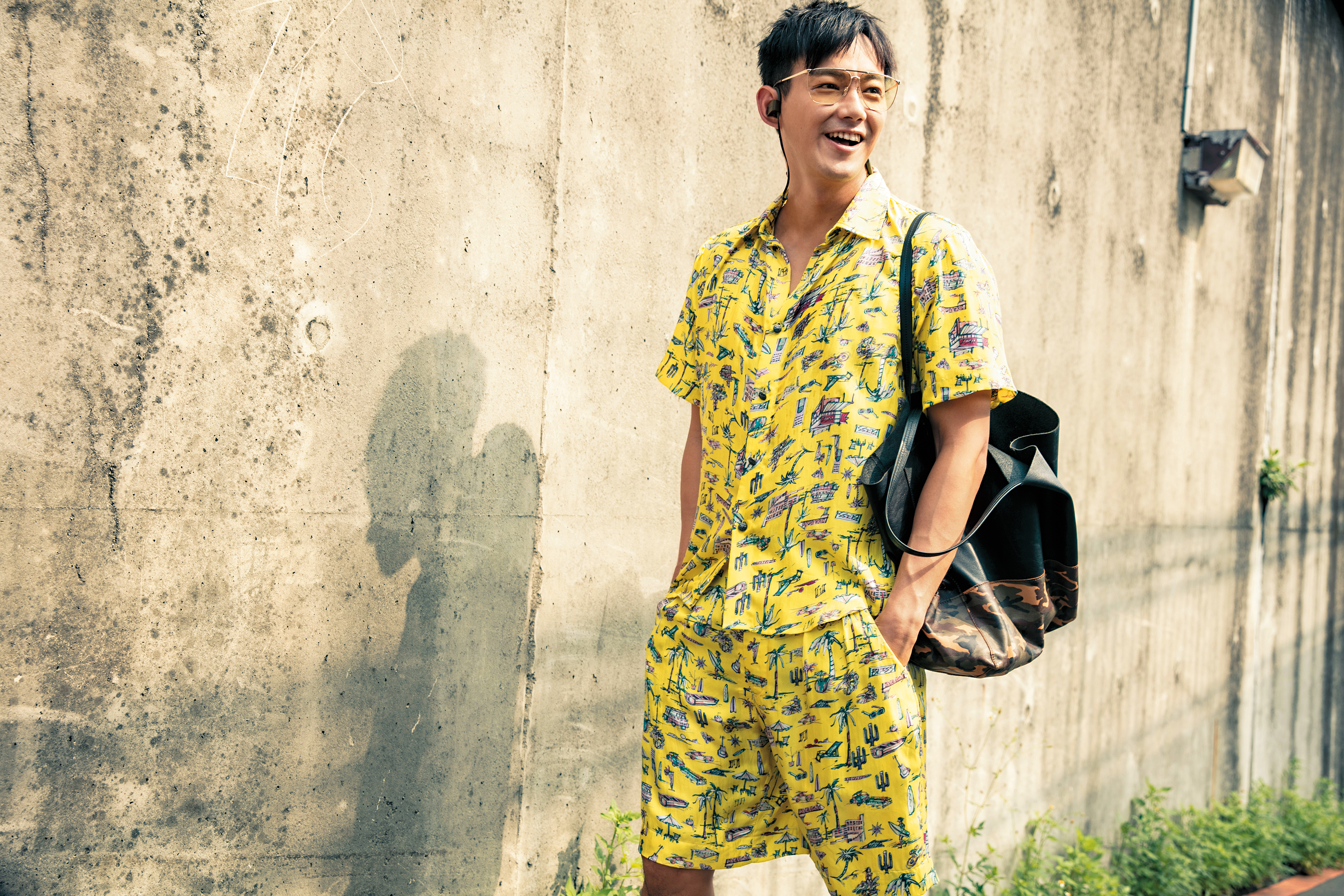 Daniel Wong金色鏡框墨鏡。NT$15,800／Daniel Wong絲質短袖襯衫。NT$12,800／Daniel Wong絲質短褲。NT$9,800。