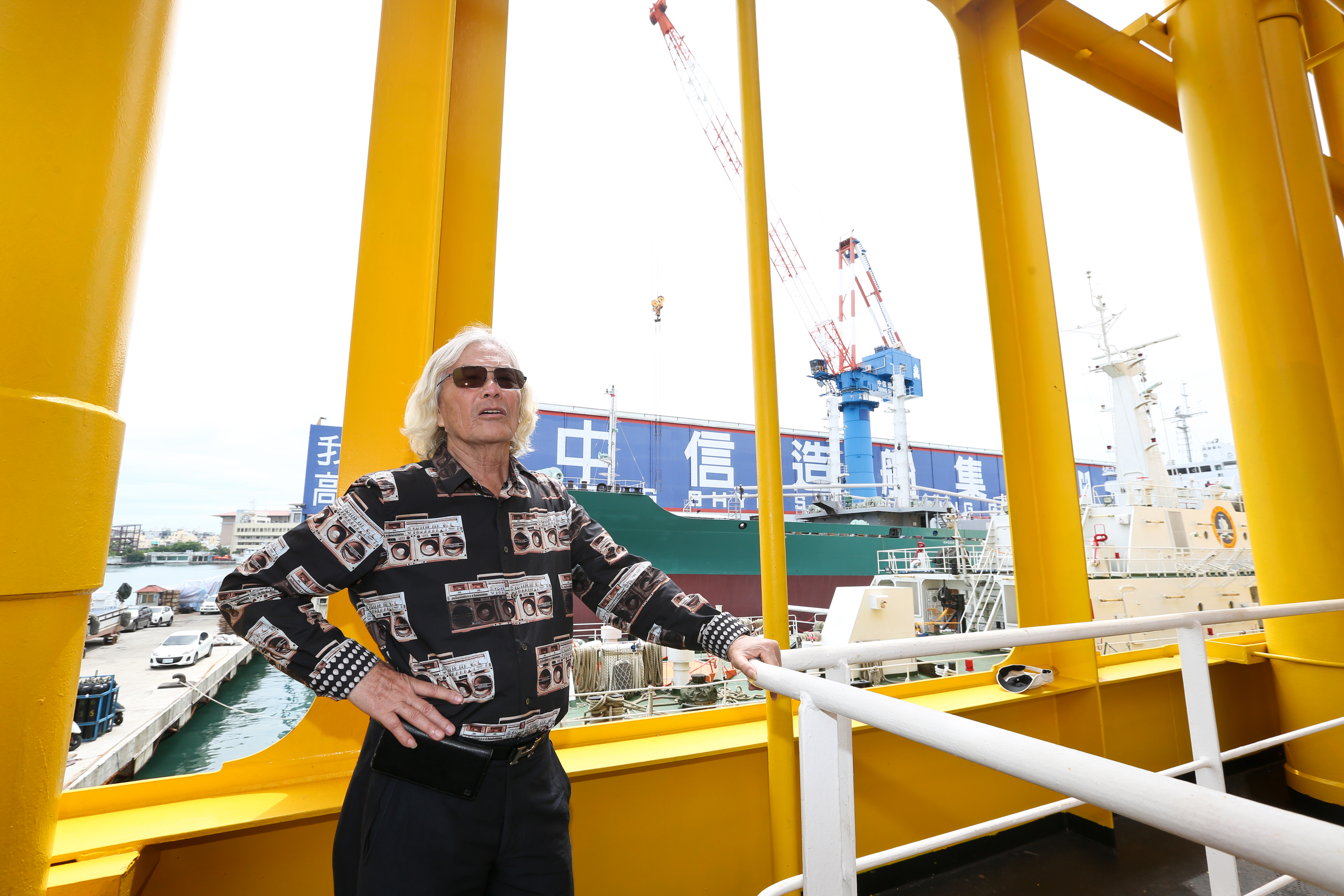 韓碧祥說，每次新船下水，必定會放鞭炮、灑麻糬、擲瓶。（韓碧祥提供）