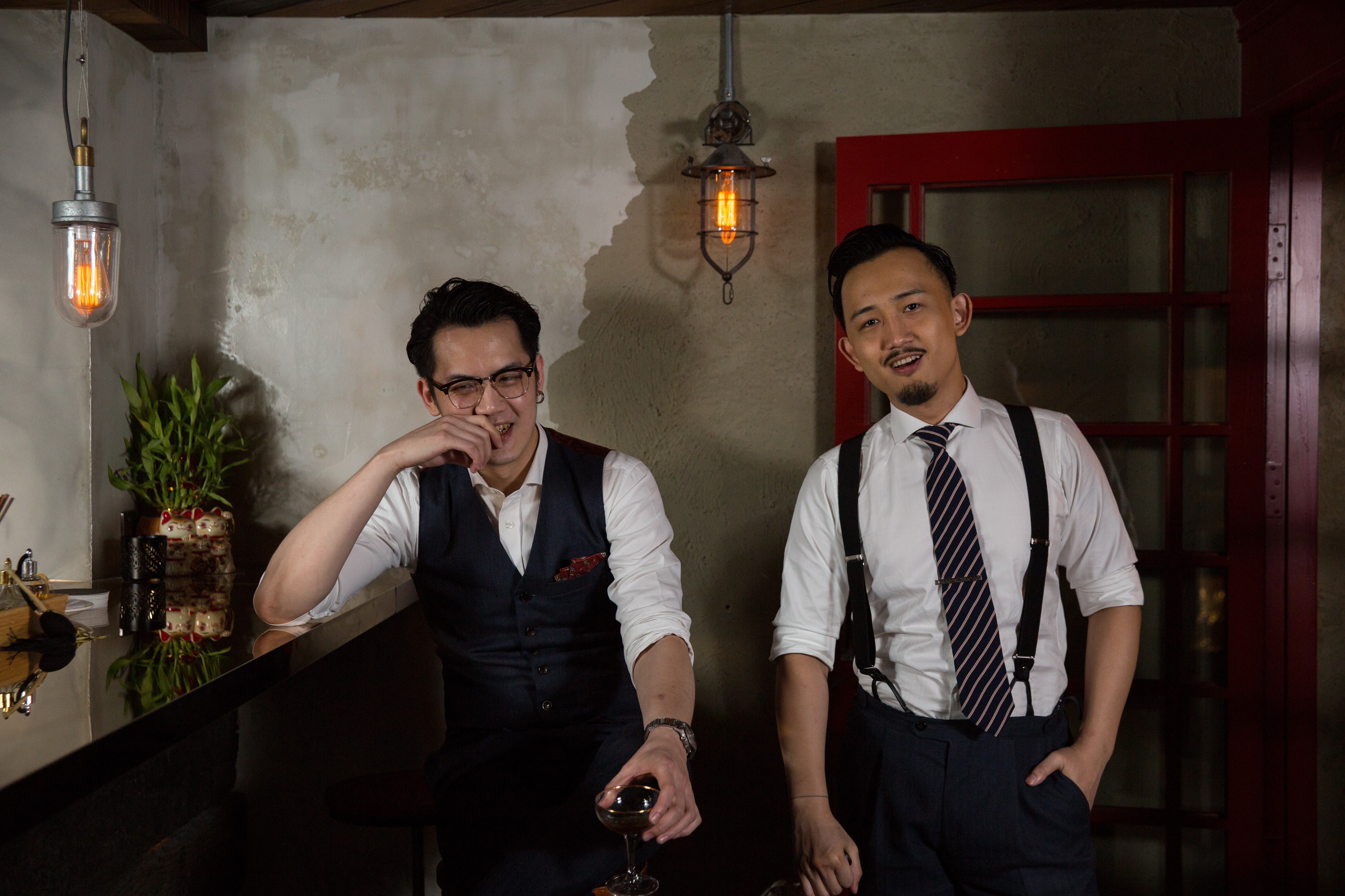 這一家酒吧以西裝店做掩護，主人家一派英國紳士穿扮。