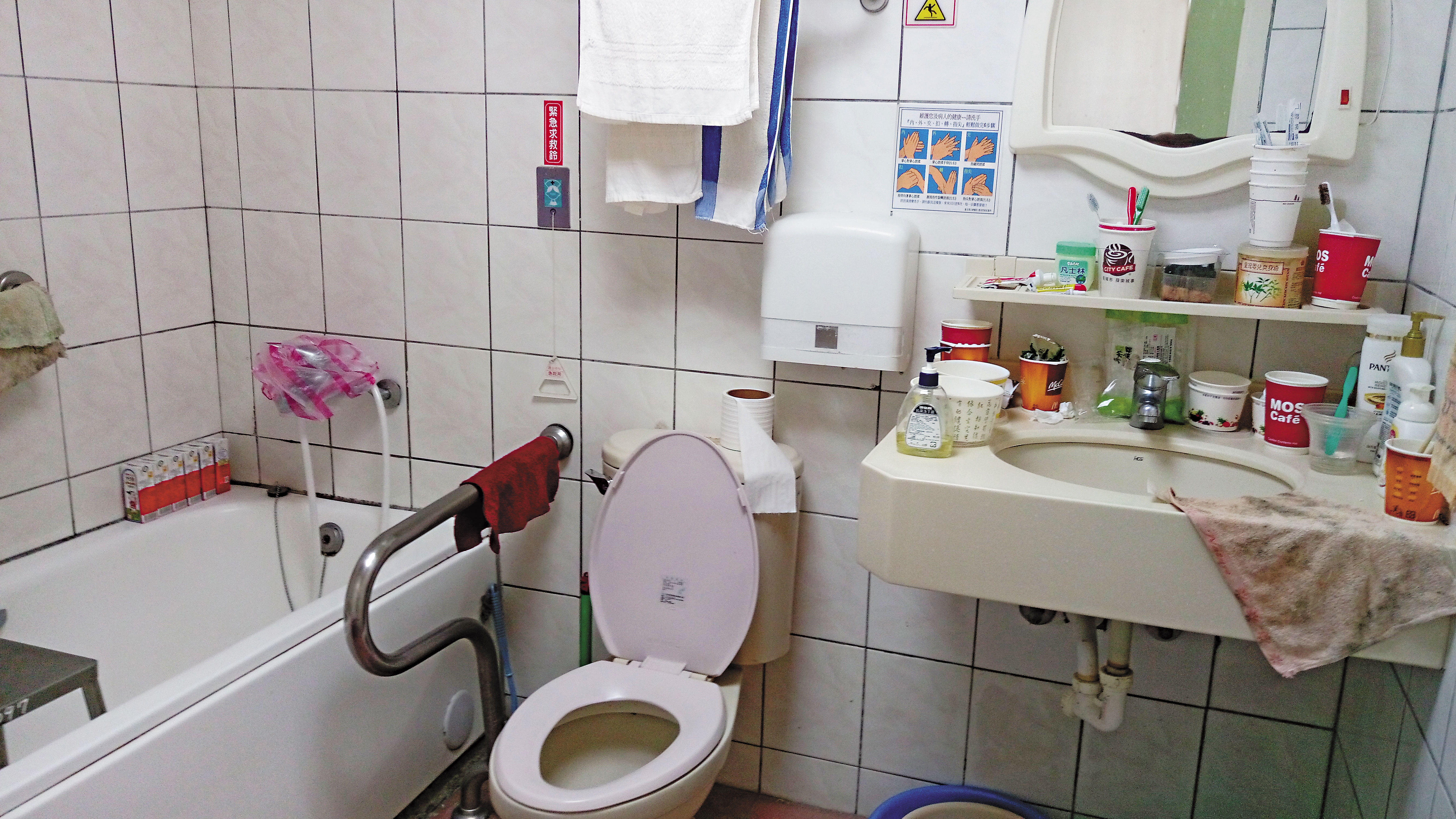 老奶奶的病房浴廁擺設與住家沒兩樣,醫院還幫她打掃得很乾淨,一點異味也沒有。