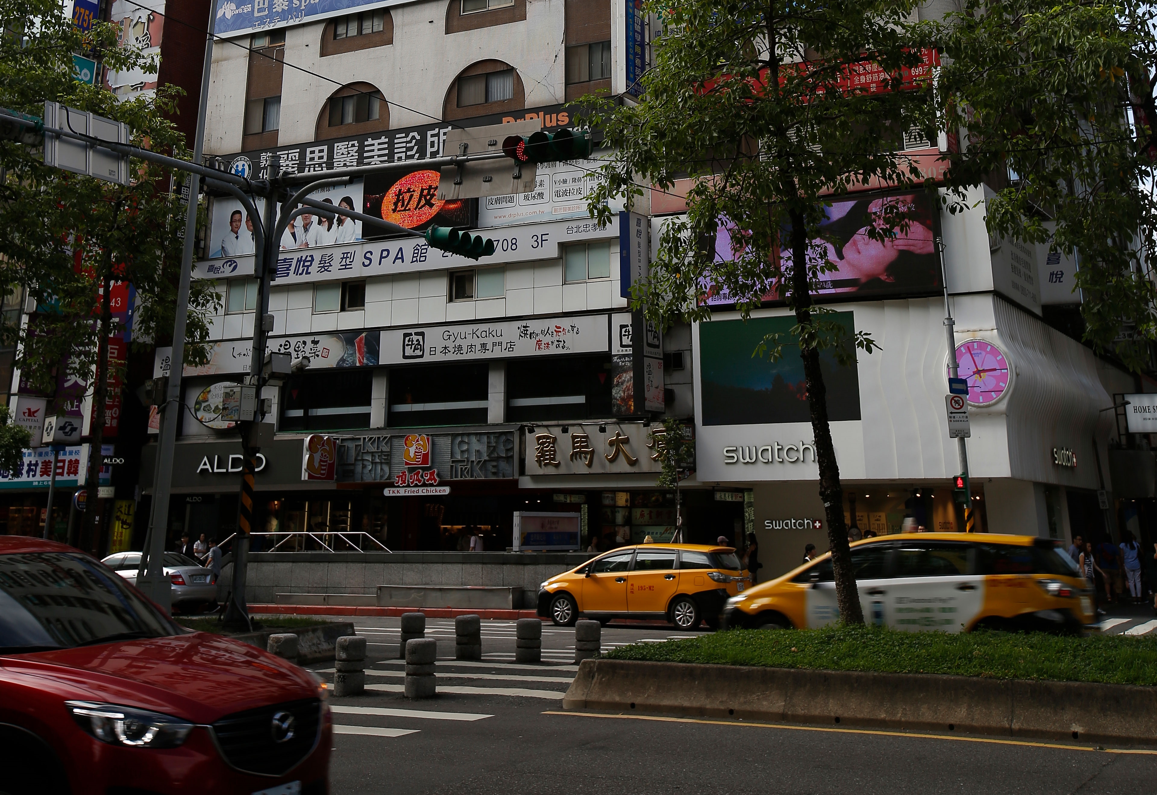 位於台北市東區黃金地段的羅馬大樓中，有一戶是老奶奶的家，市值逾5千萬元，但目前登記在張奶奶女兒名下，無人居住。