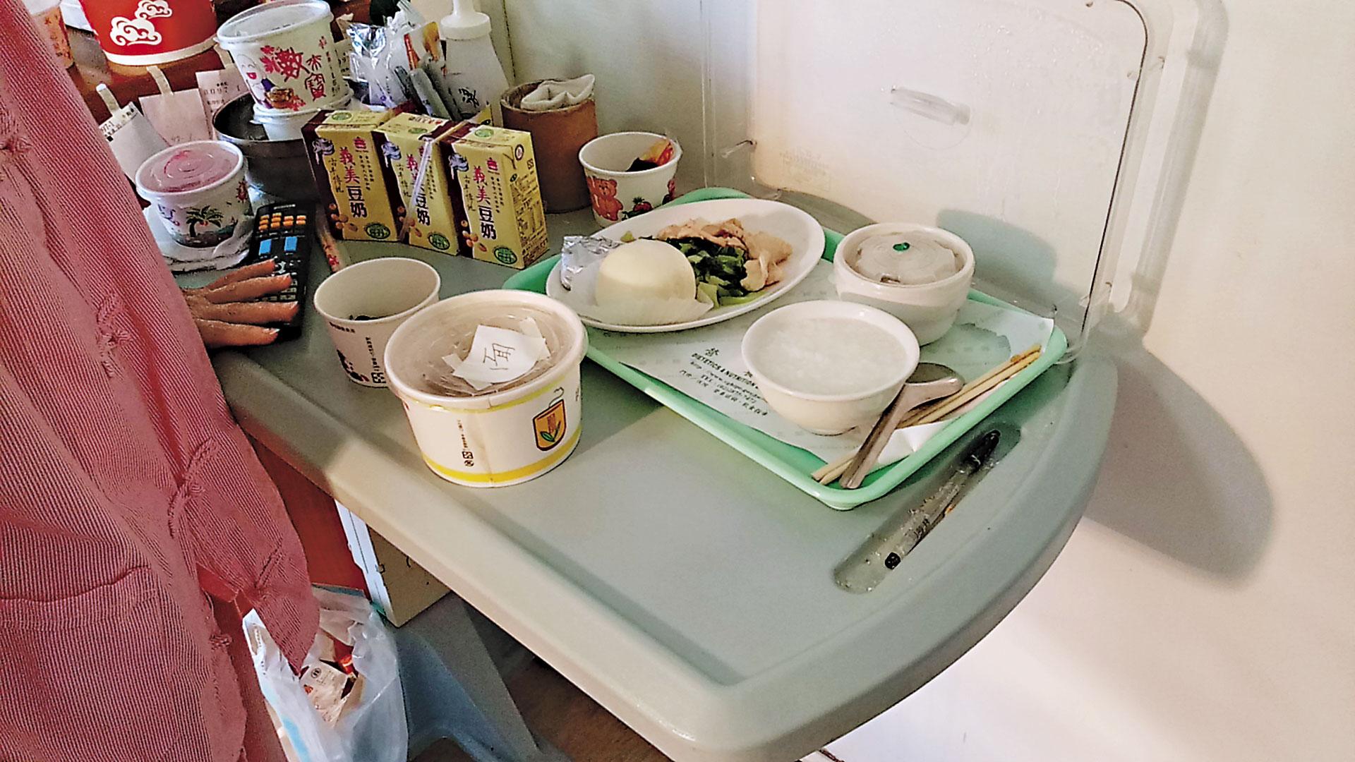 張周智逢邊吃醫院的伙食邊嫌不好吃，常請司機替他買外食打牙祭。