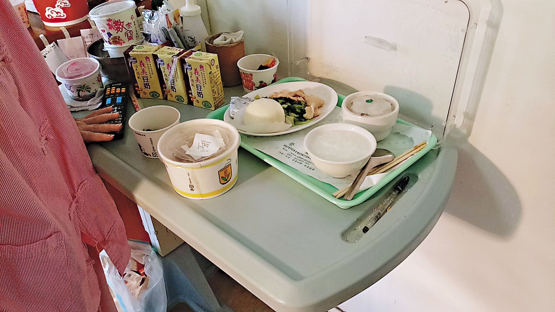 張周智逢邊吃醫院的伙食邊嫌不好吃，常請司機替他買外食打牙祭。