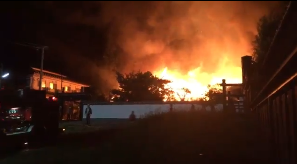 事發當時，松田館一片火海下的慘狀。圖片來源：Twitter