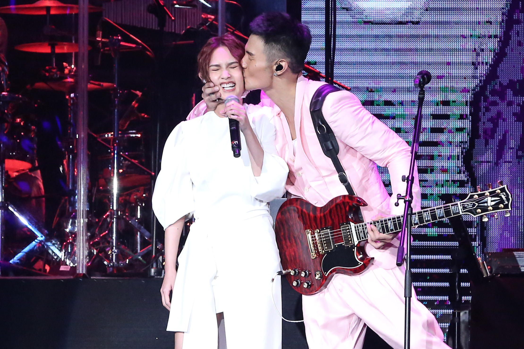 楊丞琳被李榮浩親到臉歪，畫面逗趣。