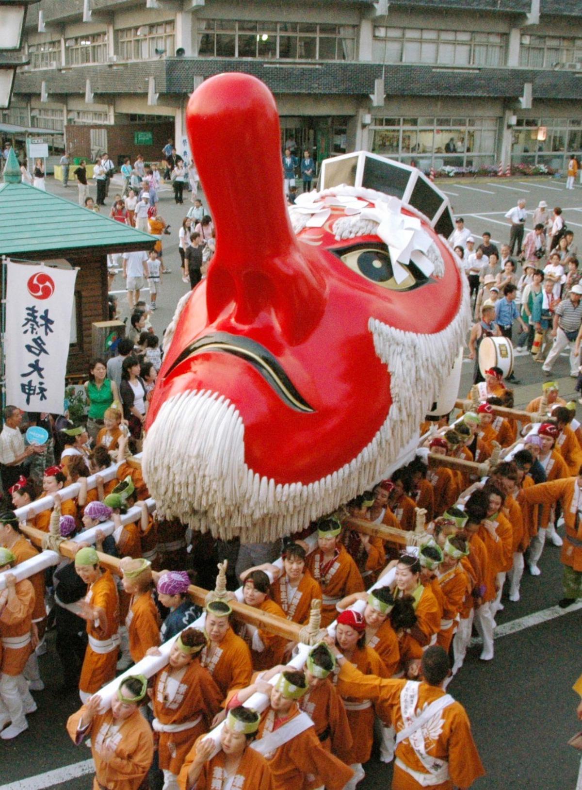 日本群馬縣沼田市夏日祭典中婦女抬著巨型天狗面具遊行。巨大的鼻子經常和生殖崇拜關聯在一起。（東方IC）