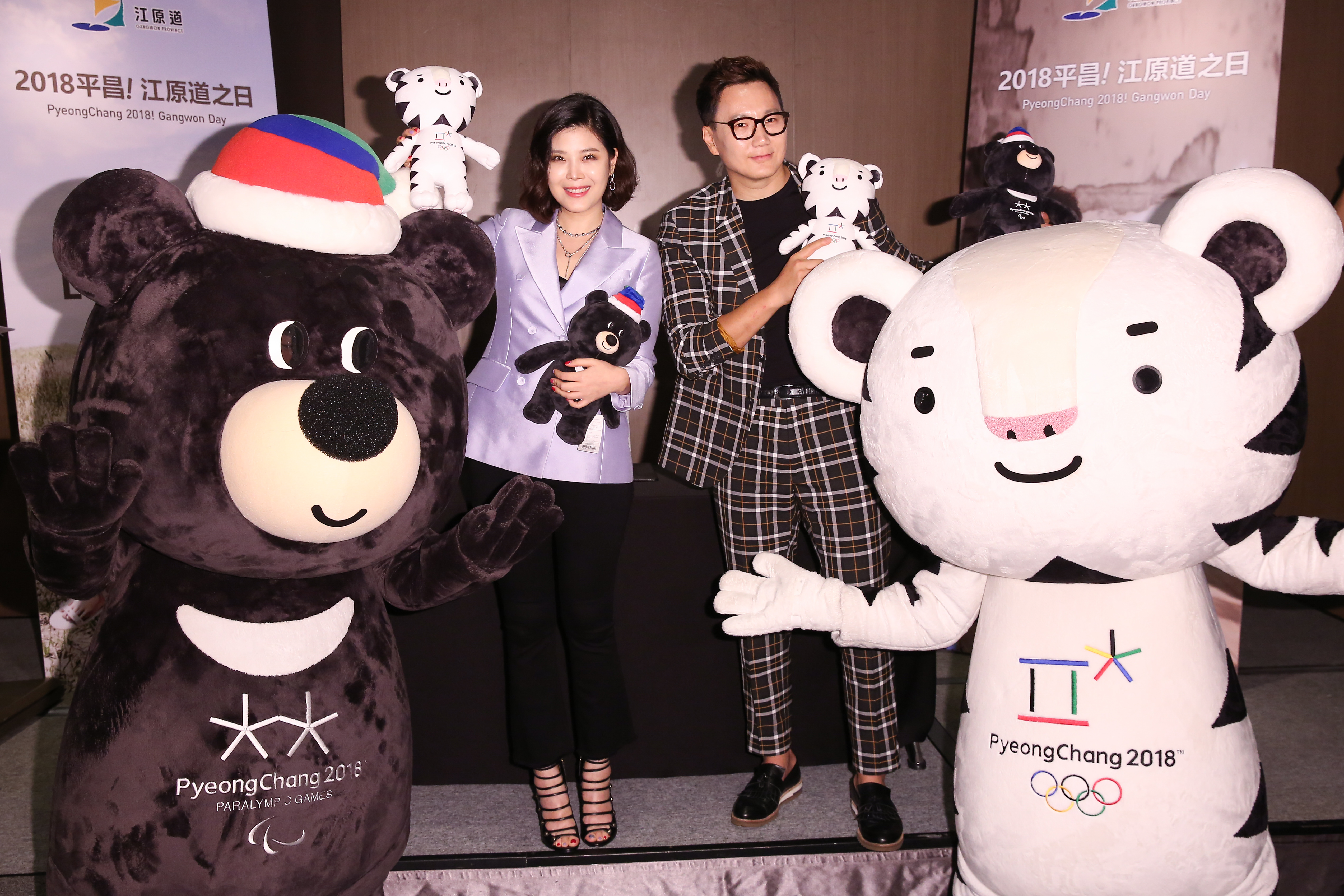 LYN（中）與THE ONE（右）出席江原道日記者會，與江原道知事崔文洵為2018平昌冬奧造勢。