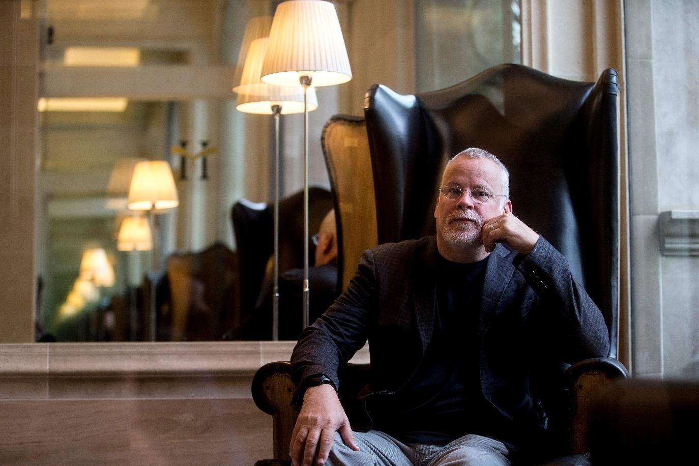 美國知名懸疑犯罪小說家麥可康納利把小說《黑冰》和《黑暗回聲》的電影優先改編權賣給好萊塢片商，但始終沒有被拍成電影。