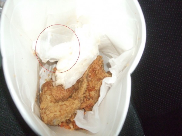 鍾嫌將K毒藏在炸雞桶的最底部。