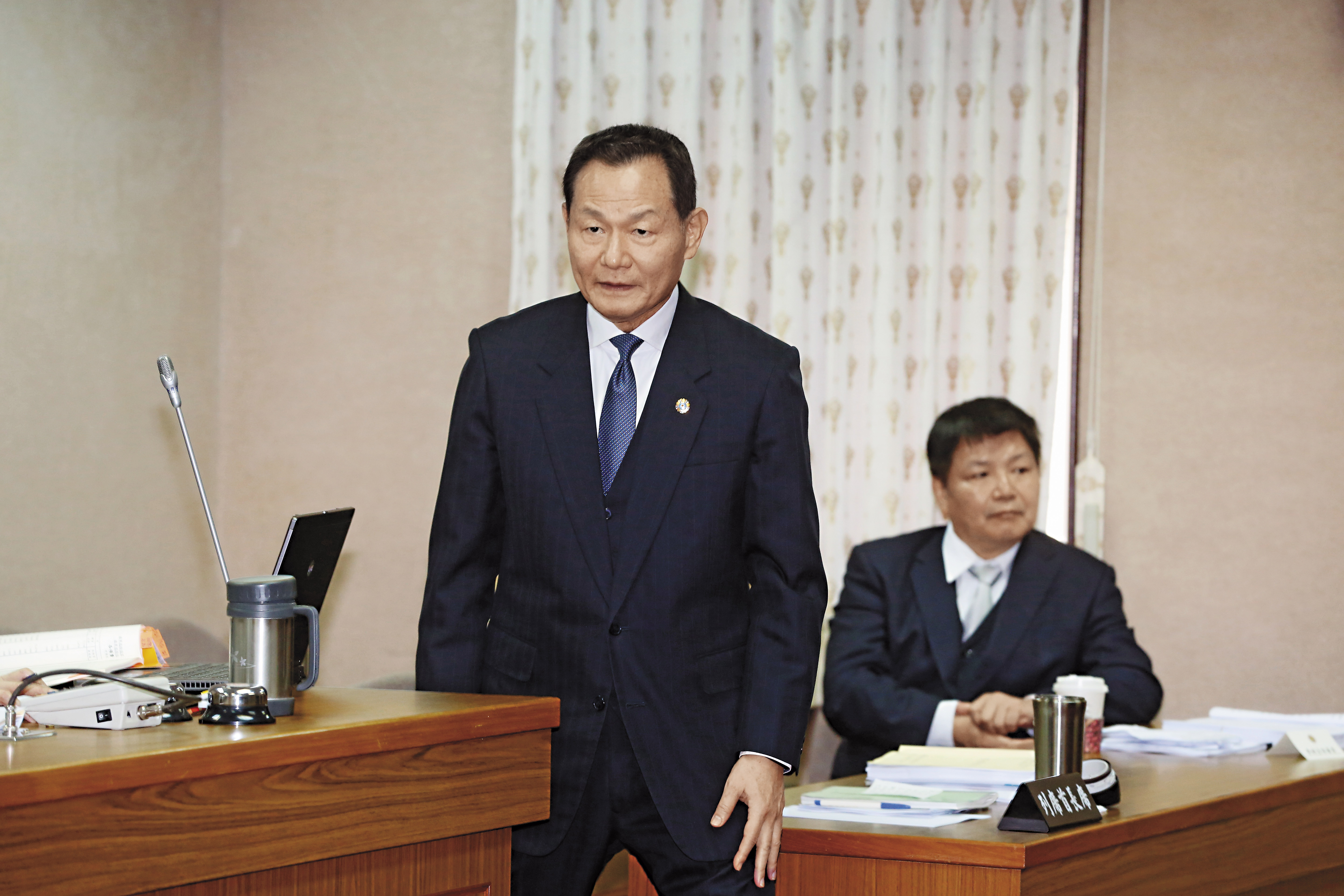 退輔會主委李翔宙（左1）事後拜會陳俊生，勸他讓位給李文忠。