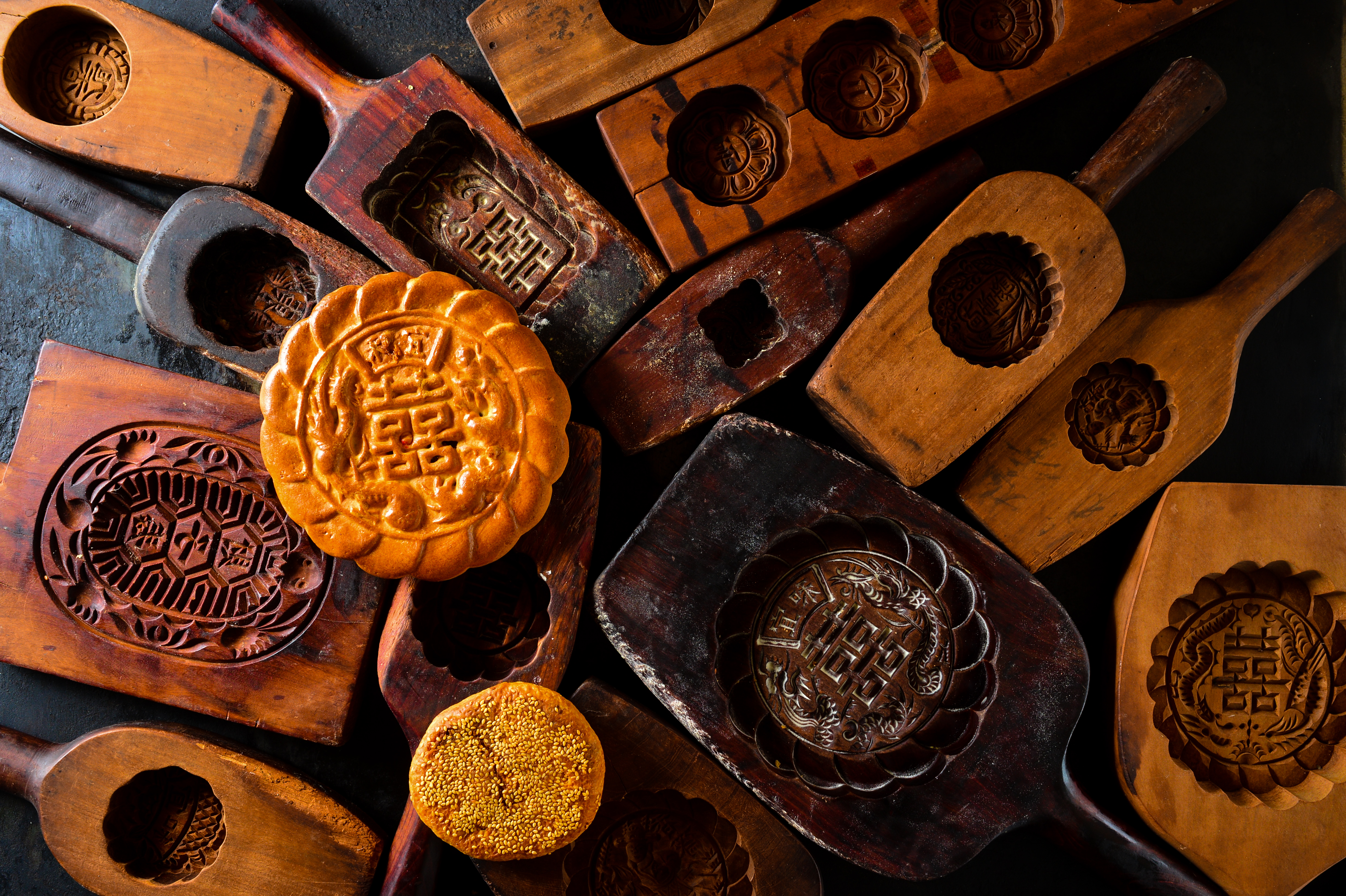 傳統喜餅「核桃棗泥和生餅」(上,需預訂,180元/盒)餅皮軟硬適中、內餡飽滿;加了鹹蛋黃的「奶酥蛋黃」(下,150元/盒)油潤鹹香。