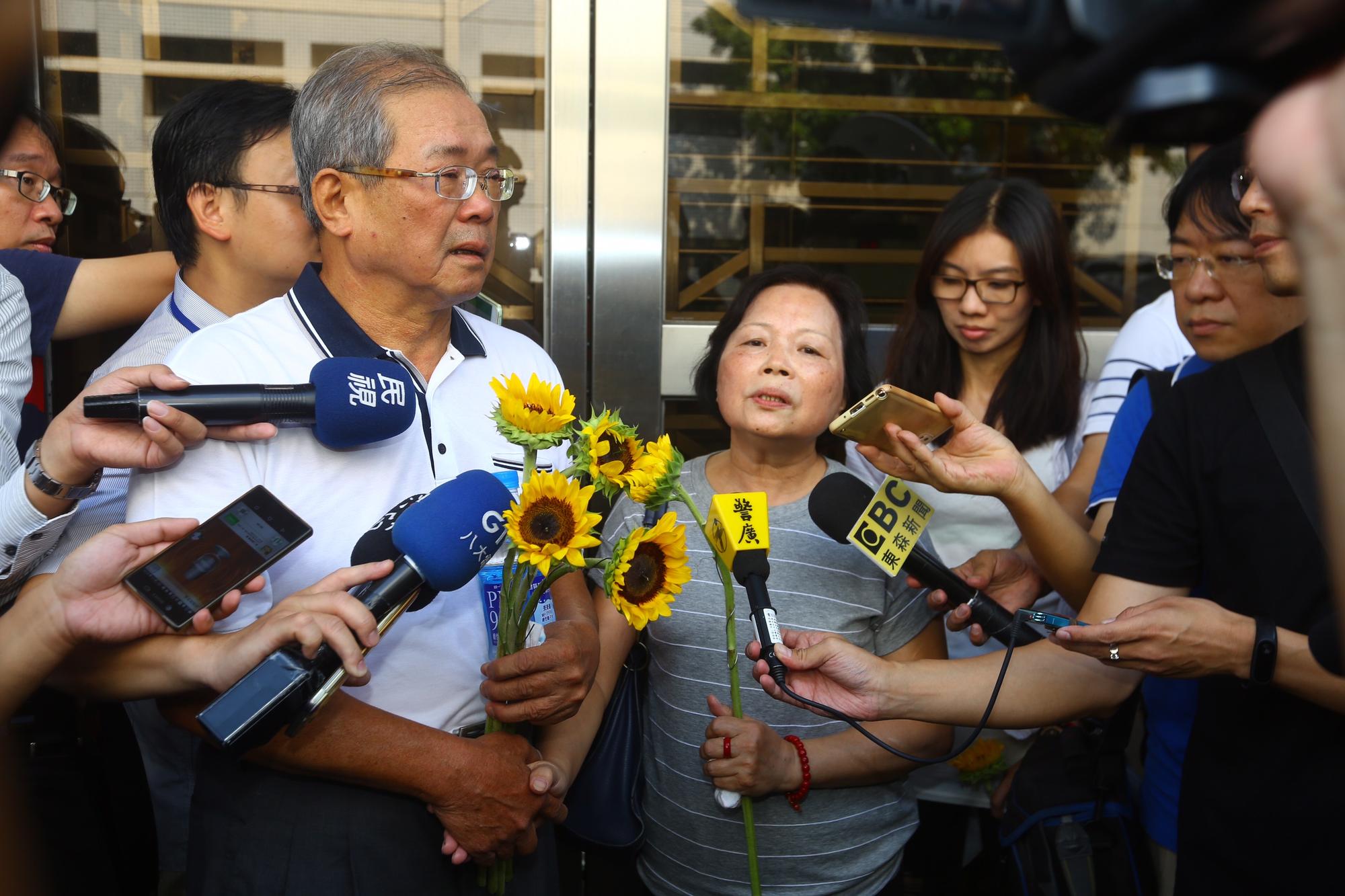 蘇炳坤遭誣陷黑牢後，妻子陳色嬌積極奔走，蘇妻說，相信丈夫的清白。