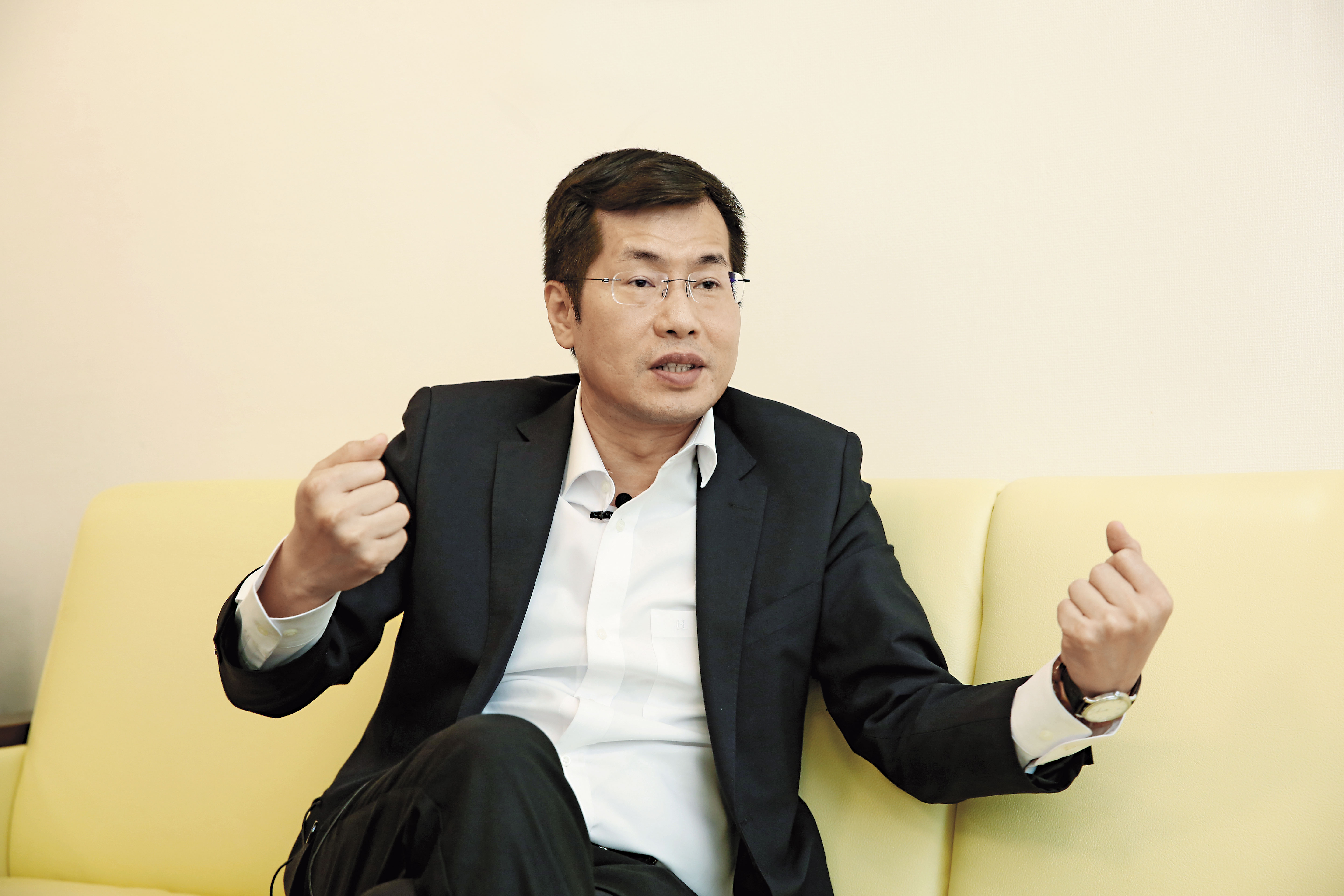 民進黨立委羅致政在摩鐵事件後接受本刊專訪，言談中對爭取新北市長提名仍未放棄。