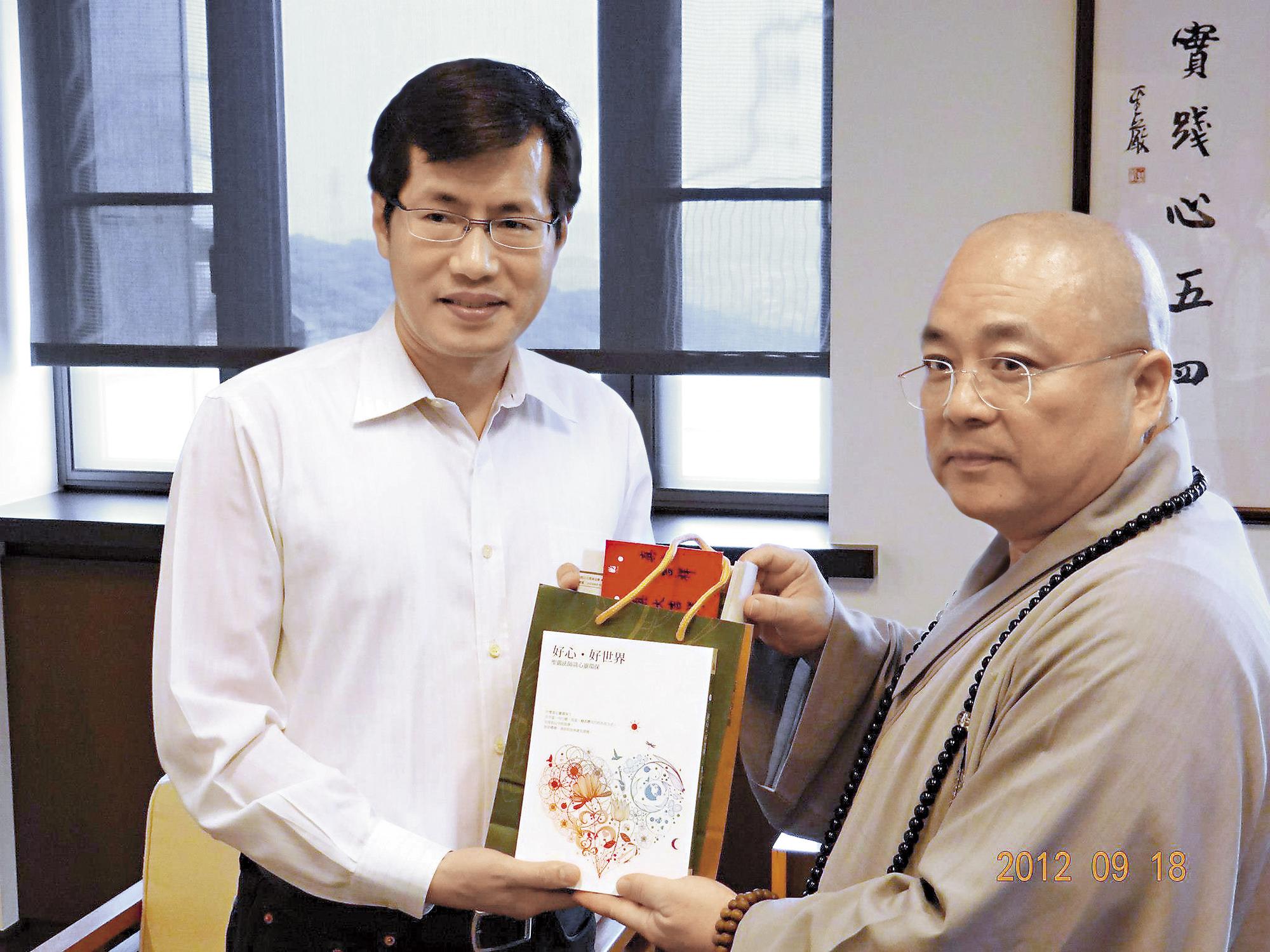 法鼓山果東法師(右)對羅致政(左)開示:「放下,不等於放棄。」圖為2012年9月羅擔任新北市黨部主委時拜會果東。(翻攝民進黨新北市黨部臉書)