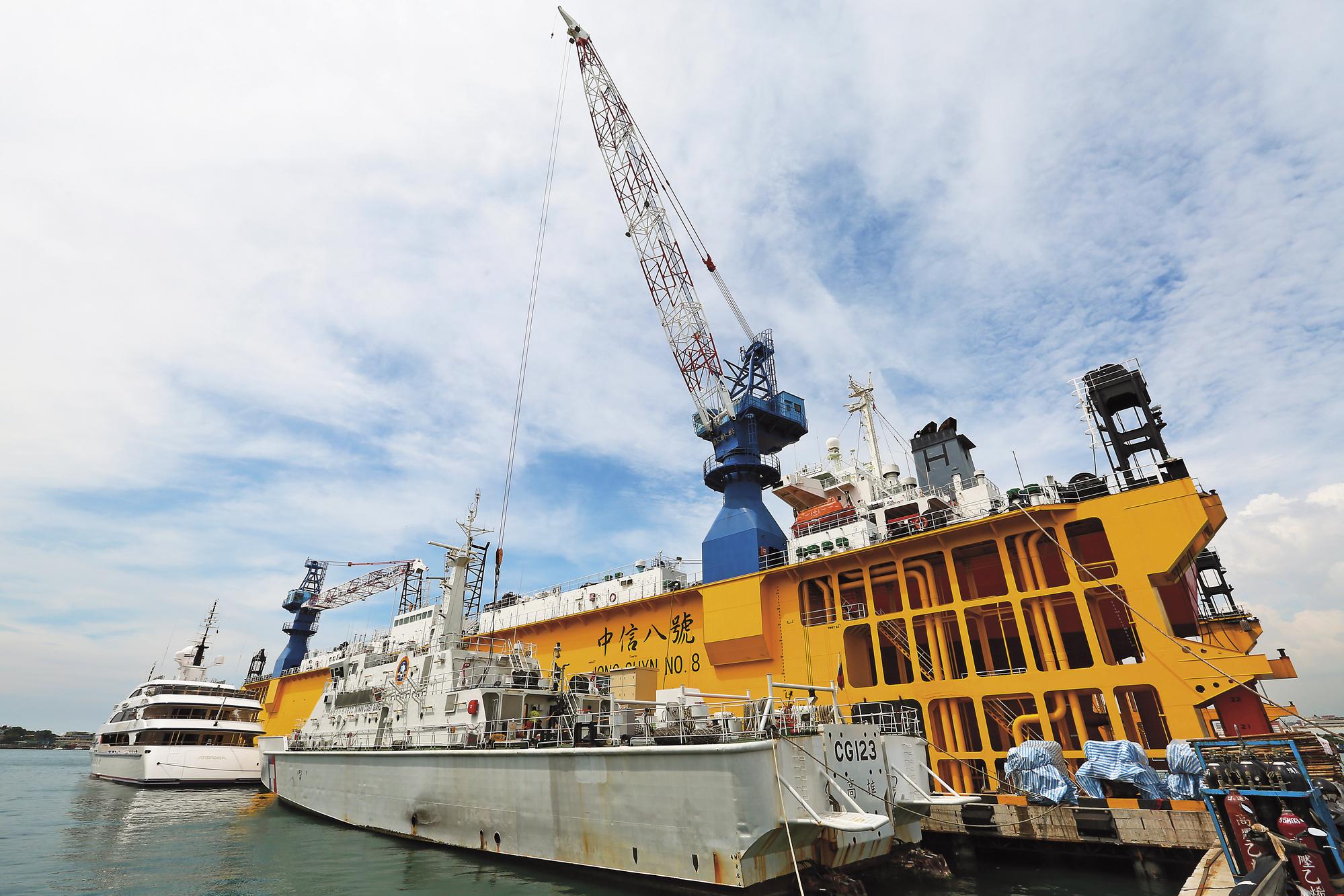 中信8號浮塢可維修各式船艦。這天前方停靠著海巡署巡防艦,後方則是香港富豪委修的豪華遊艇。