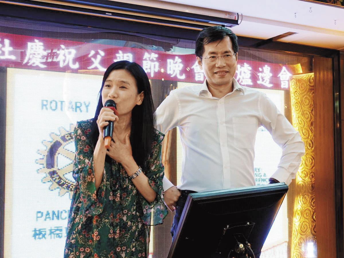 羅致政（右）與妻子陳亮吟（左）一同出席扶輪社父親節晚會。（翻攝板橋東區扶輪社官網）