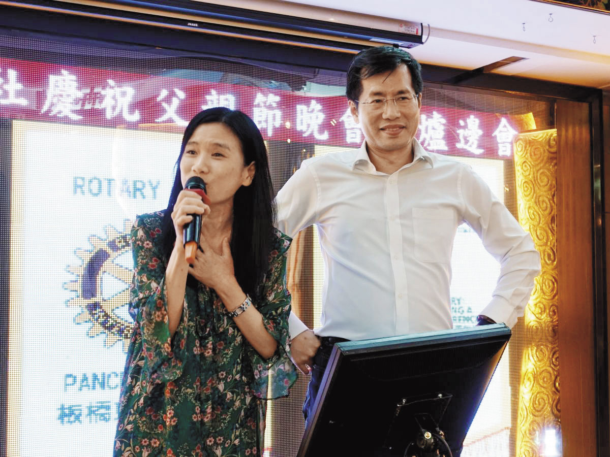 羅致政（右）與妻子陳亮吟（左）一同出席扶輪社父親節晚會。（翻攝板橋東區扶輪社官網）