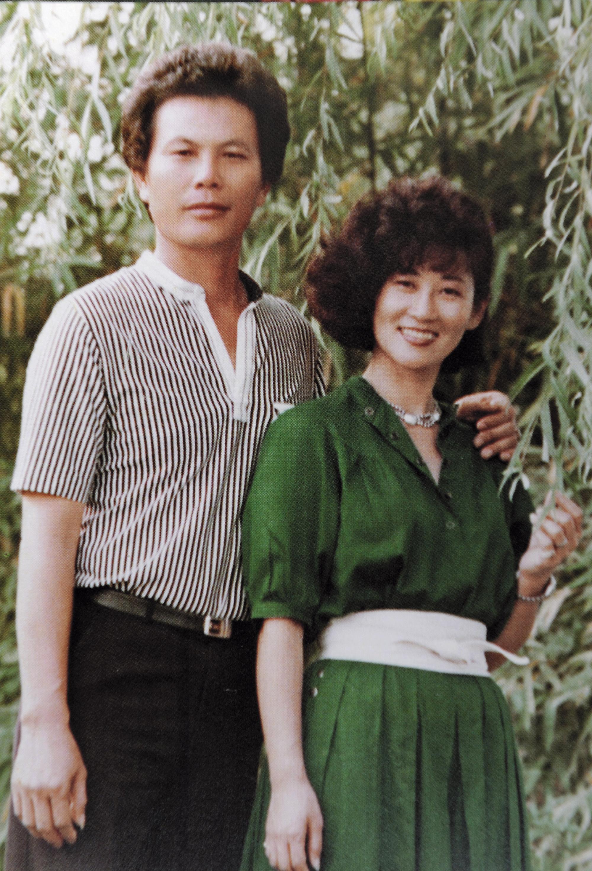 在台南當憲兵的韓碧祥(左),靠寫信追到太太韓王杏淑(右)(韓碧祥提供)。