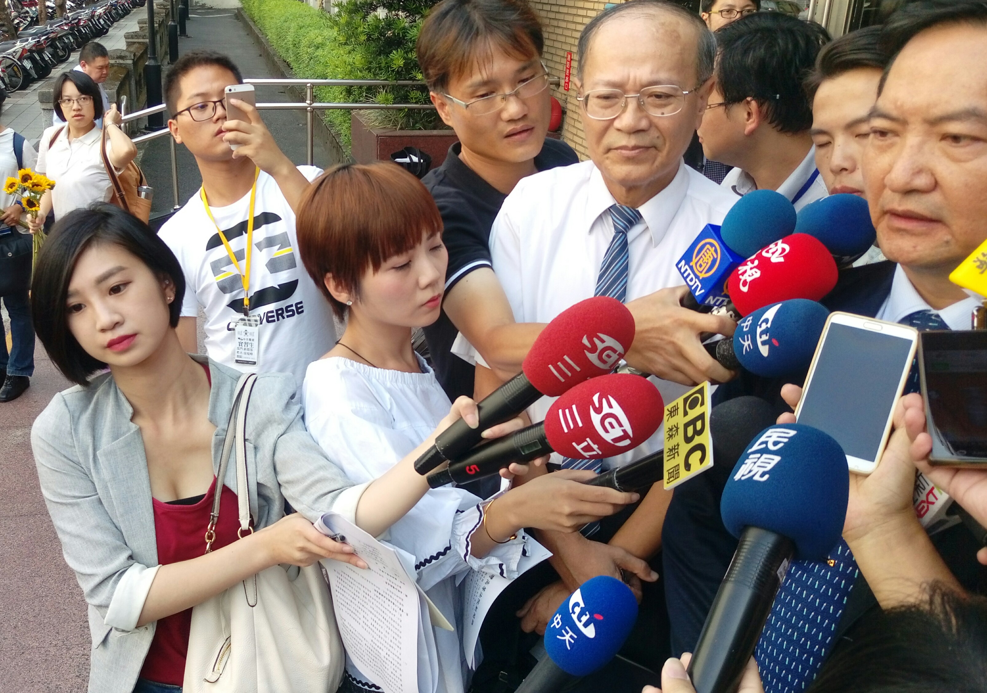 蘇炳坤的律師羅秉成(右一)與前主任檢察官彭南雄(右二)均呼籲,司法應速還蘇炳坤清白。