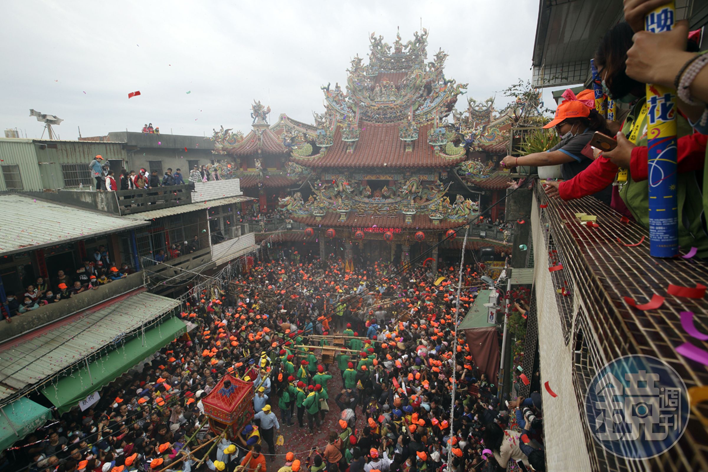 台灣多數人信仰媽祖，每年的媽祖生日都有很多信眾到廟裡拜拜。