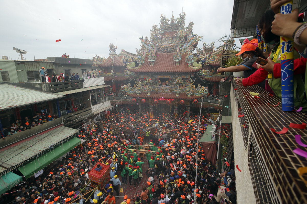 台灣多數人信仰媽祖，每年的媽祖生日都有很多信眾到廟裡拜拜。