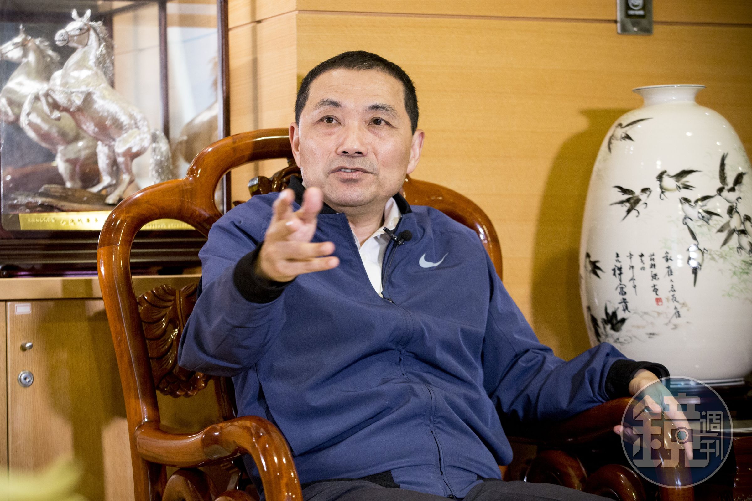 談到未來可能對手侯友宜的特質，羅致政肯定他出身基層、親和力高，且警察出身有「鐵漢」形象。