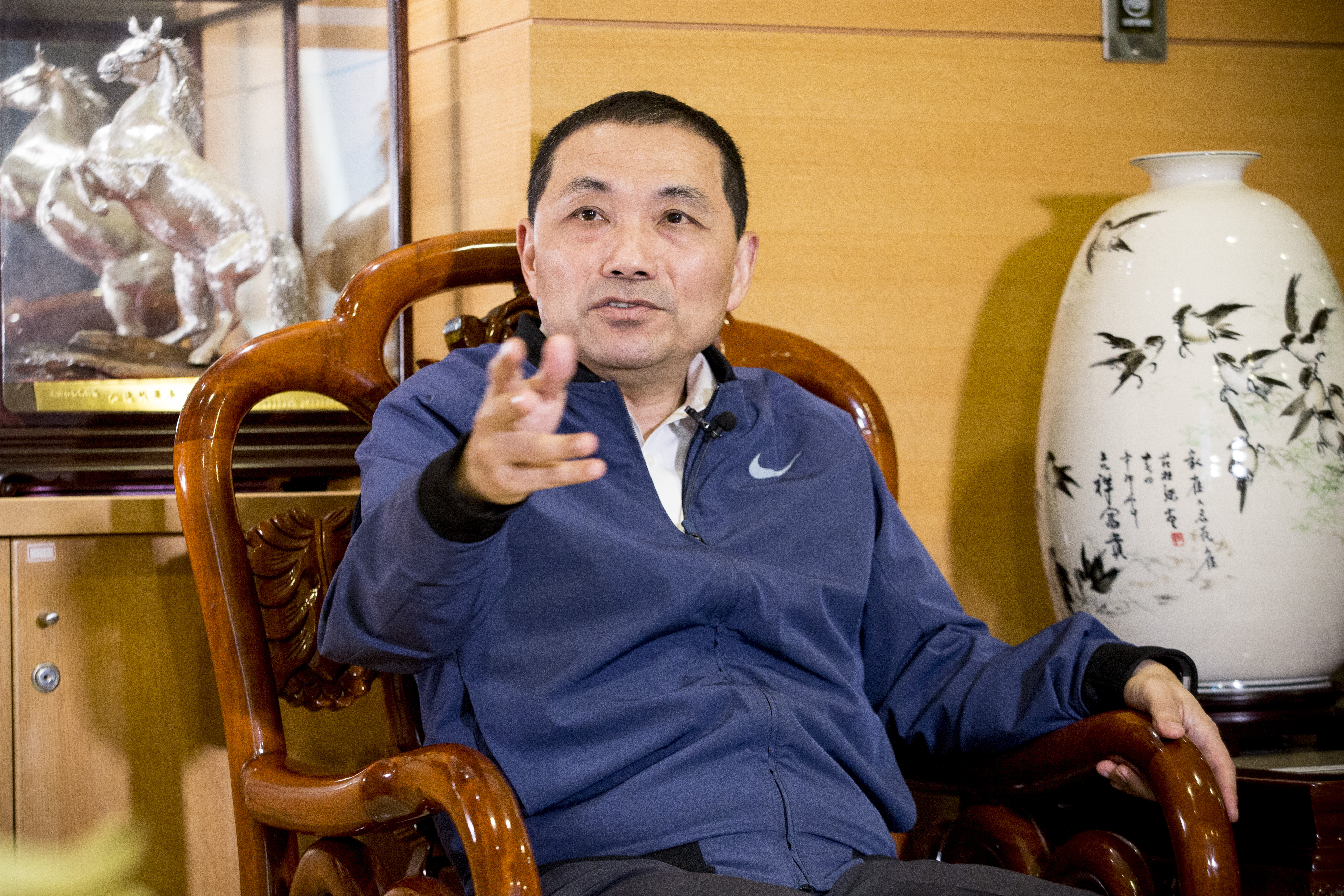 談到未來可能對手侯友宜的特質，羅致政肯定他出身基層、親和力高，且警察出身有「鐵漢」形象。