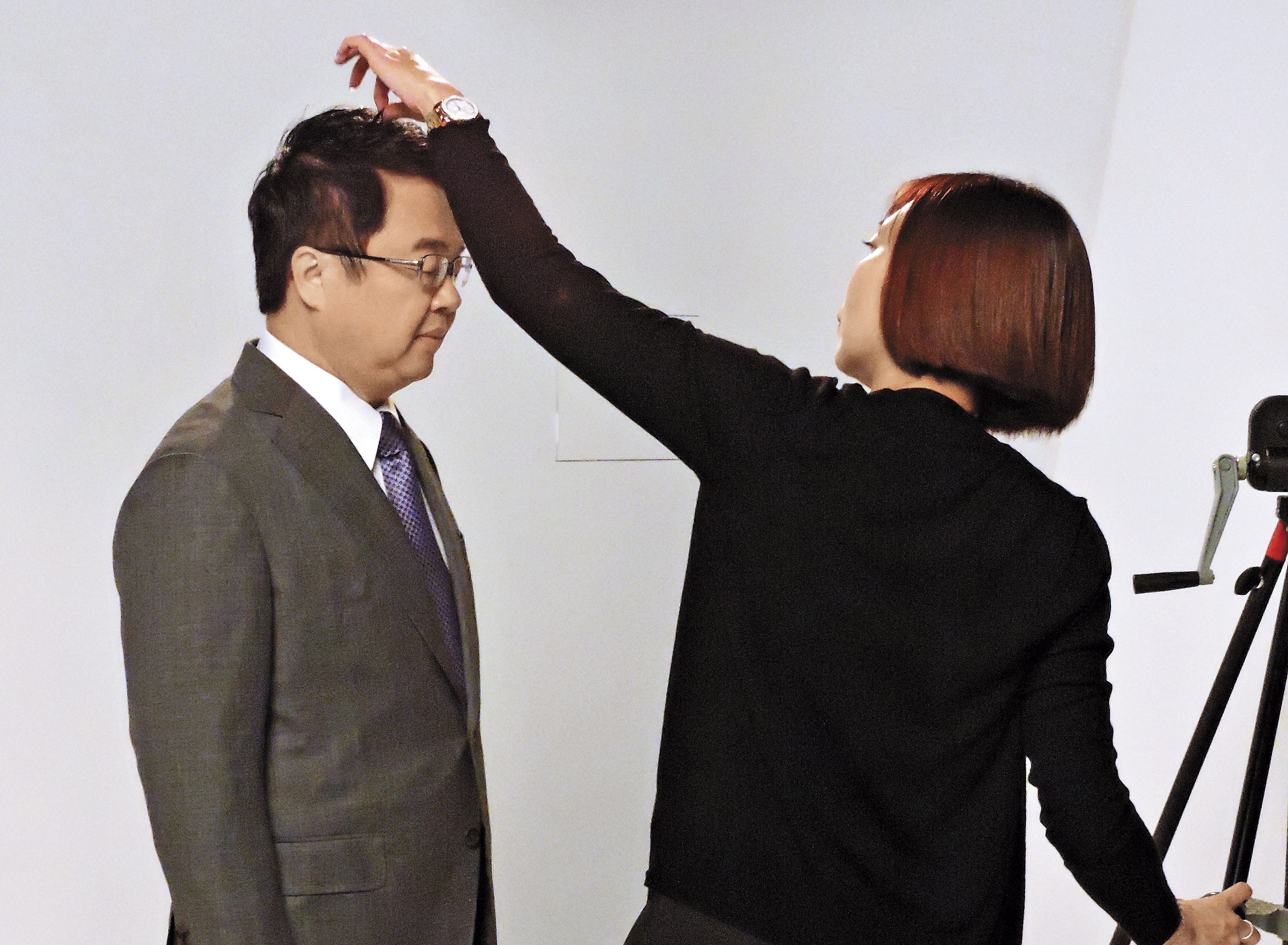 民進黨立委吳秉叡（左）邀總統蔡英文的造型師林子瑄（右）打理外型。