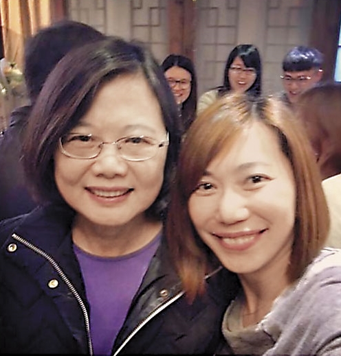 林子瑄(右)從2010年新北市長選舉起,一直幫蔡英文(左)打理外在美。(翻攝林子瑄臉書)