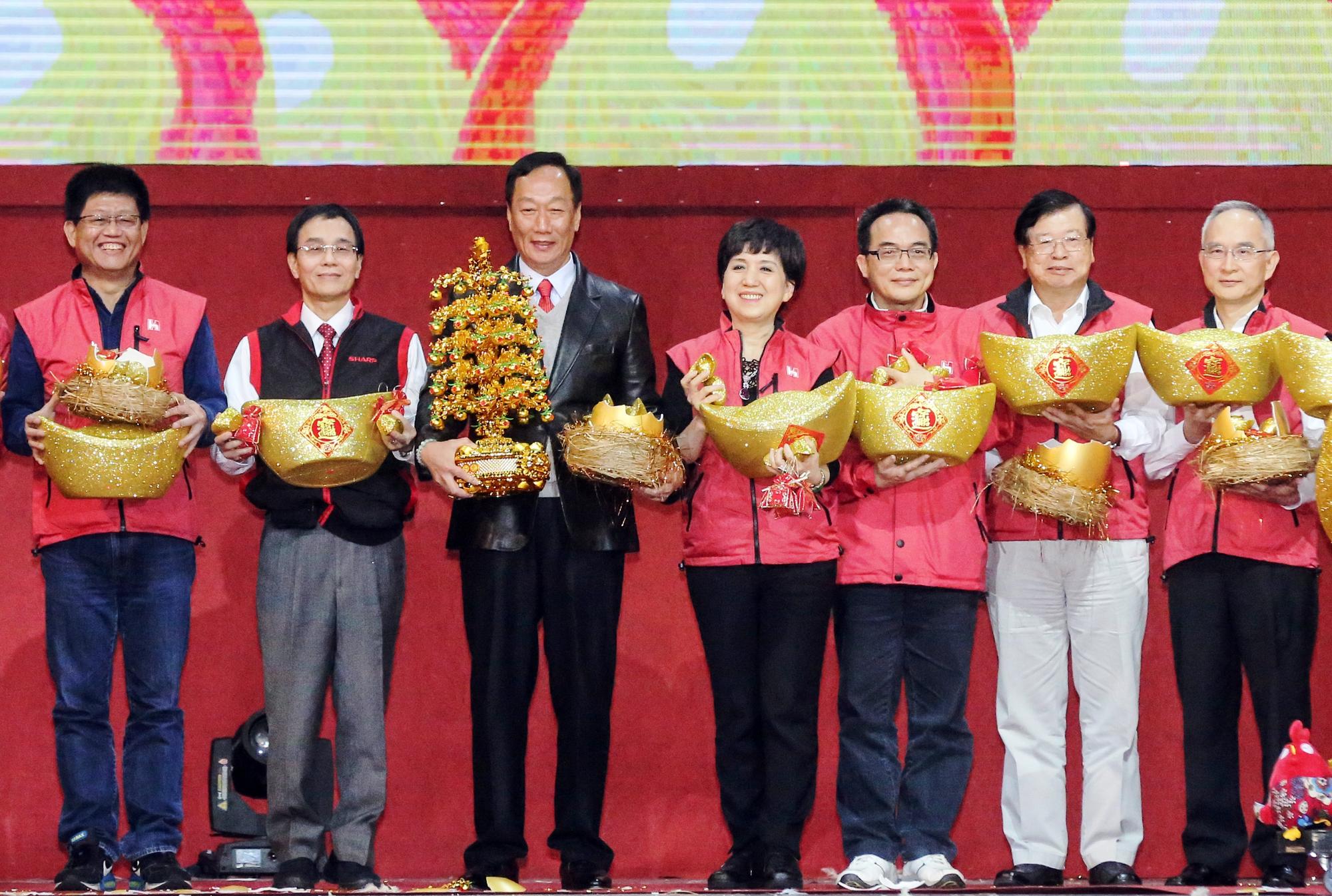 郭董(左三)居中牽線安排,並出資2,000萬元,促成湄洲媽祖來台。