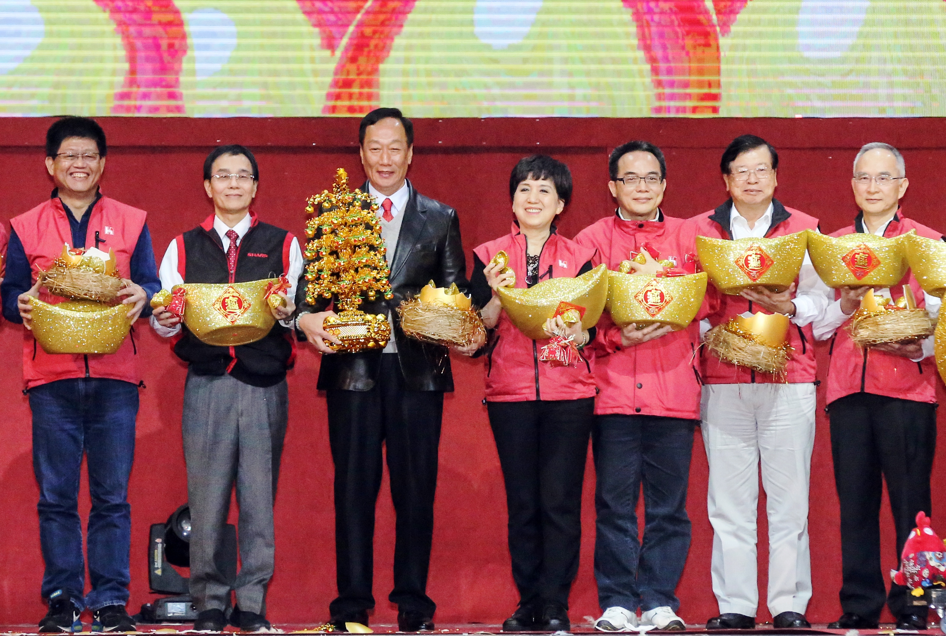 郭董（左三）居中牽線安排，並出資2,000萬元，促成湄洲媽祖來台。