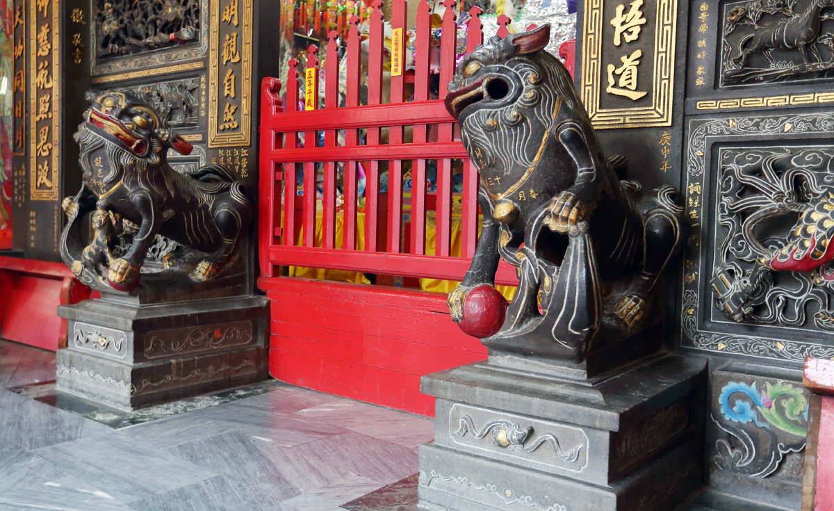 郭台銘捐贈板橋慈惠宮的石獅子。