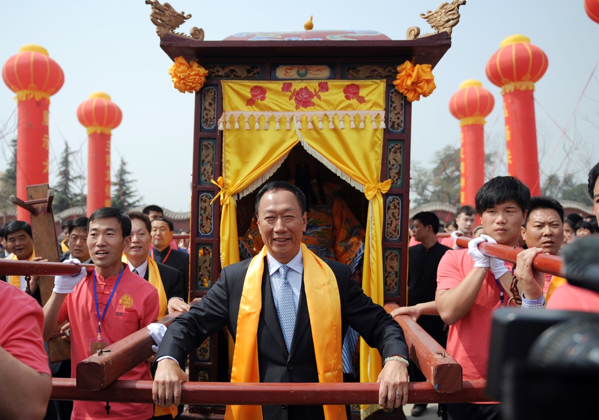 4年前，篤信關公的郭台銘也曾親自飛往山西運城，恭請關聖帝君金身來台出巡，這幾年常帶著關公令旗與圍巾替生意加持。（東方IC）