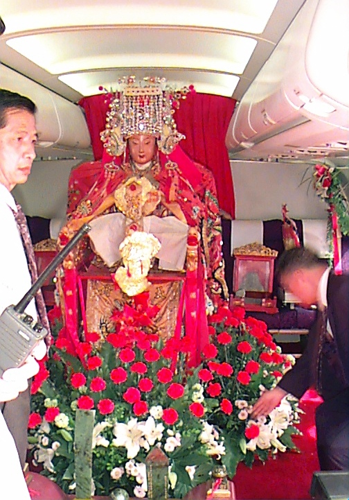 20年前湄州媽祖搭飛機來台遶境，長榮航空還提供特殊禮遇，拆掉波音747客艙中央4個座椅和一個矮櫃。（聯合知識庫）