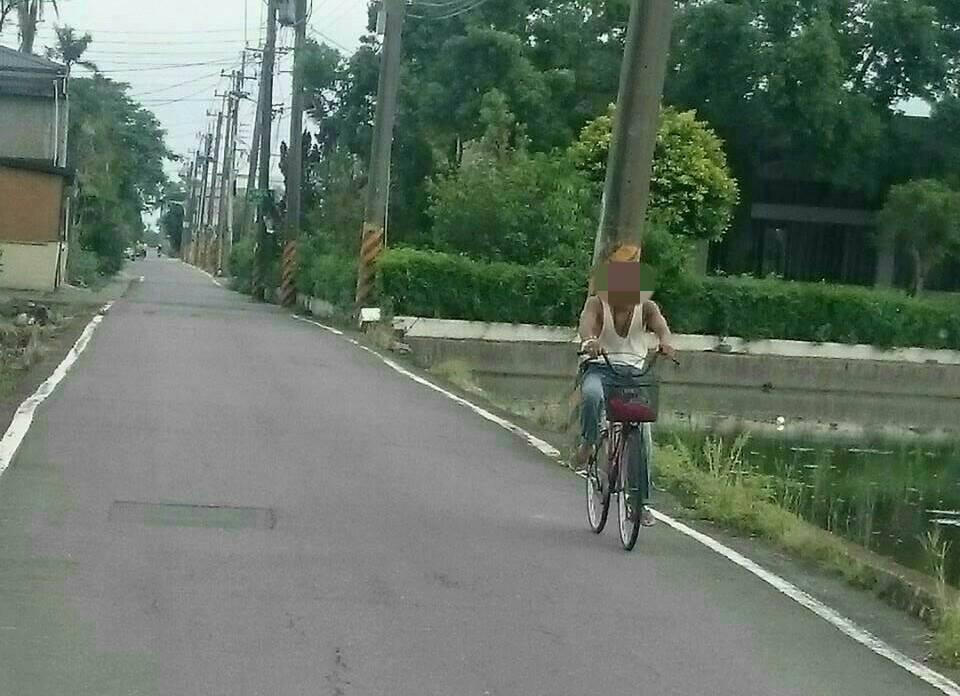 陳姓犯嫌平時穿著著白色背心和腳踏車在鄉里間四處遊盪。