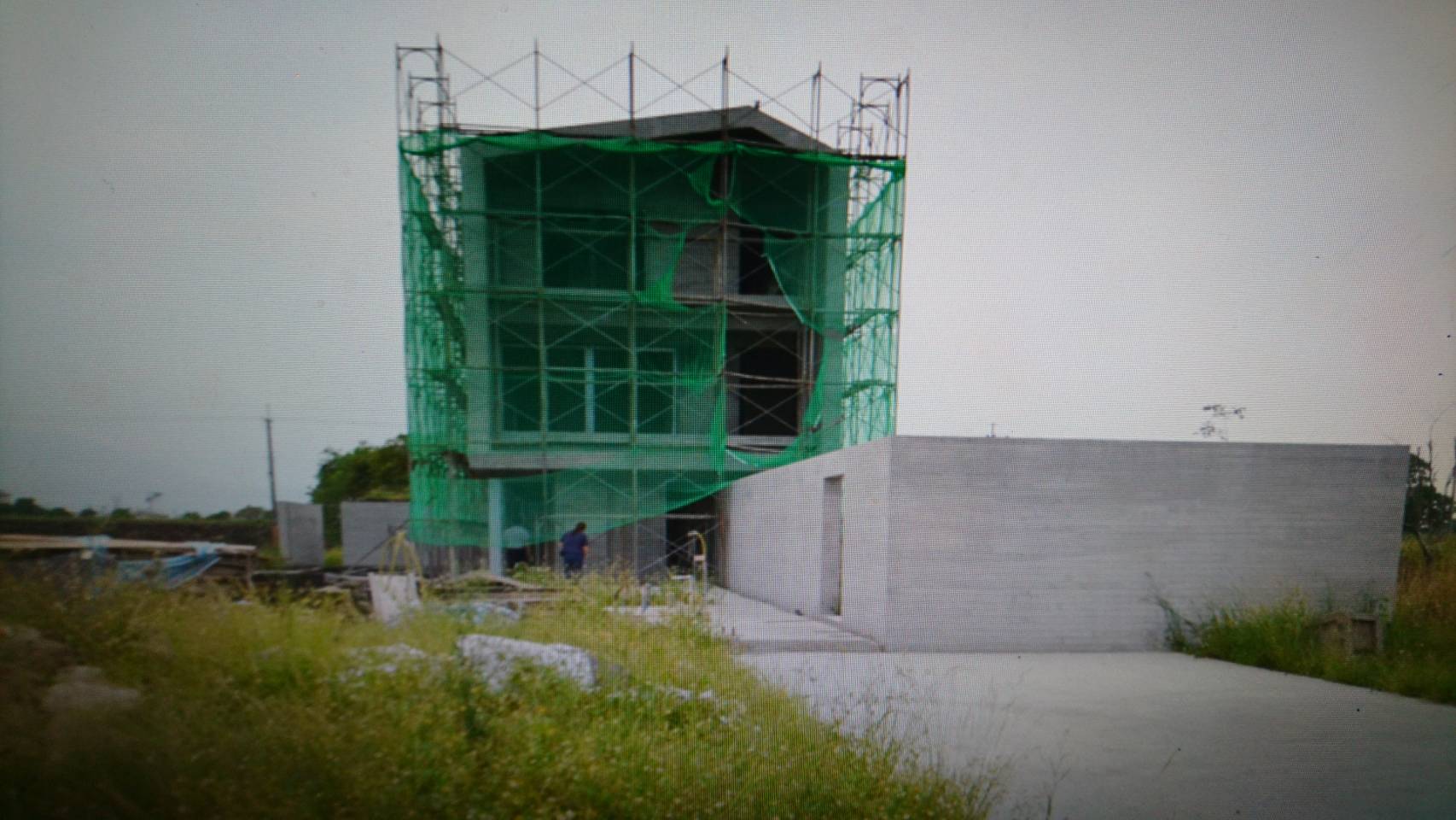 10歲男童要到籃球場找哥哥，不料卻被熟人帶到這棟農舍性侵。