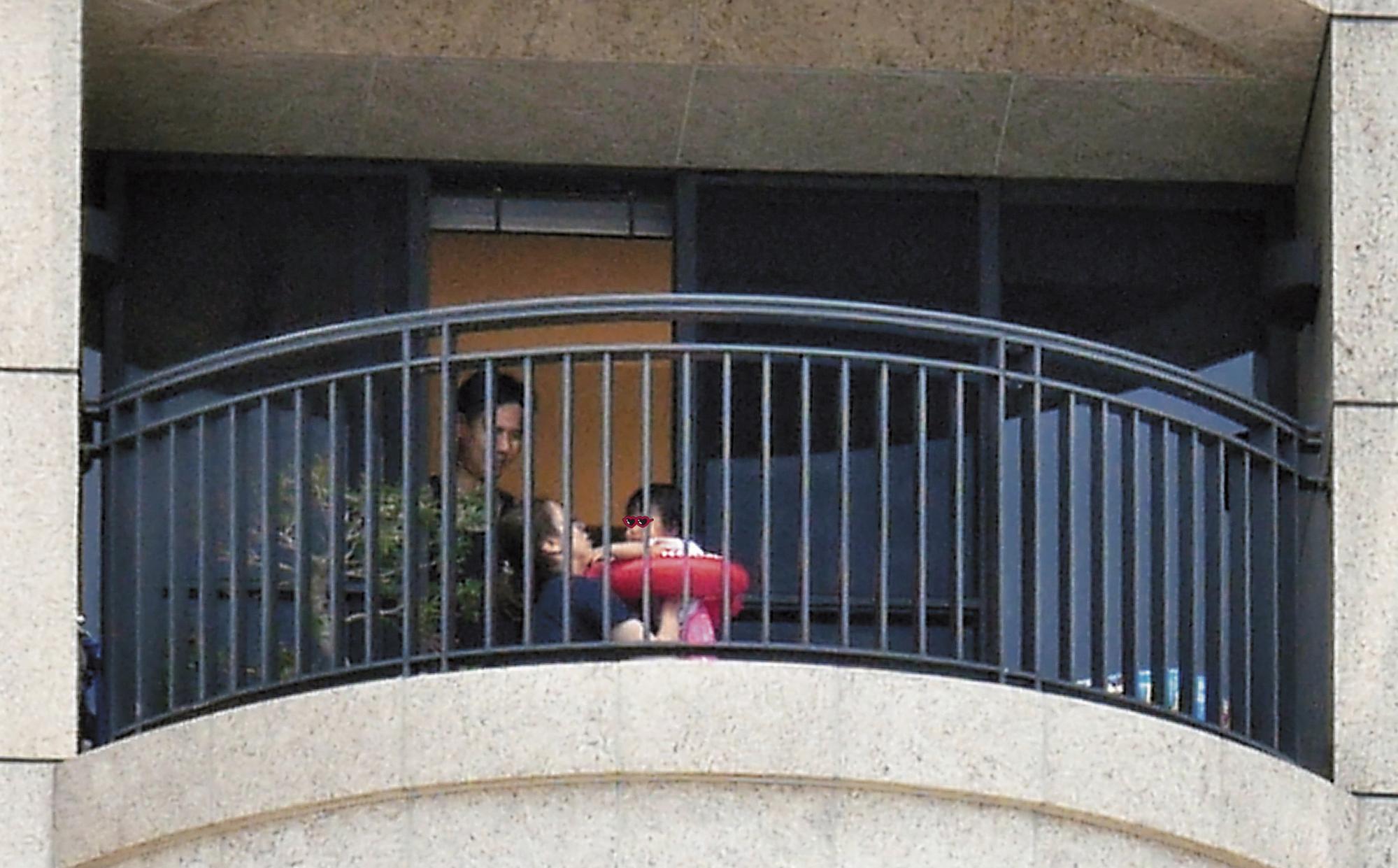 仔仔看著喻虹淵一把抱起女兒耐心哄著，小女孩漸漸止住哭泣，還露出笑容。
