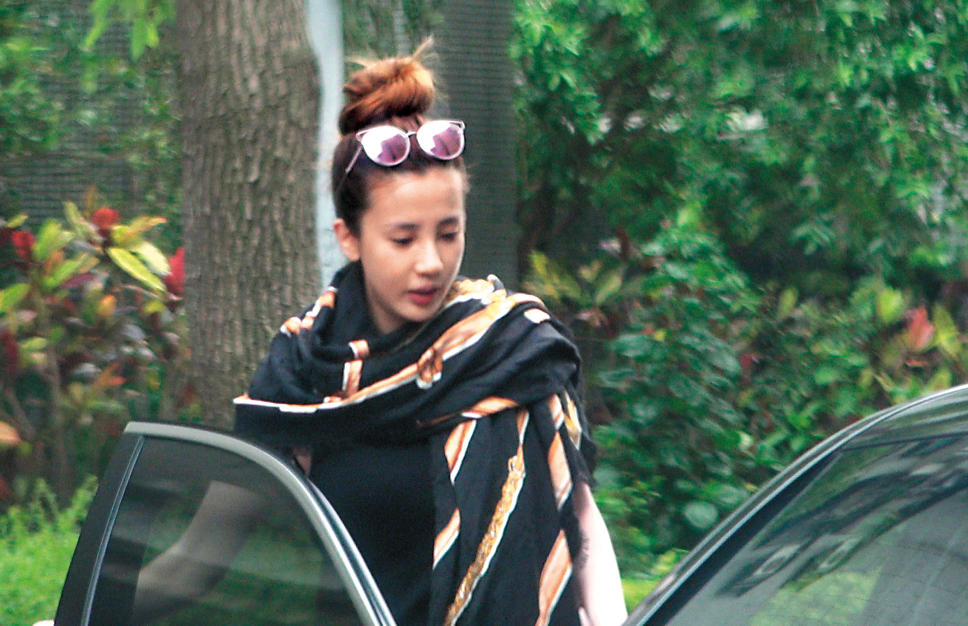  9月11日14：26，張艾亞一副貴婦打扮，坐上BMW豪華車出門看豪宅。