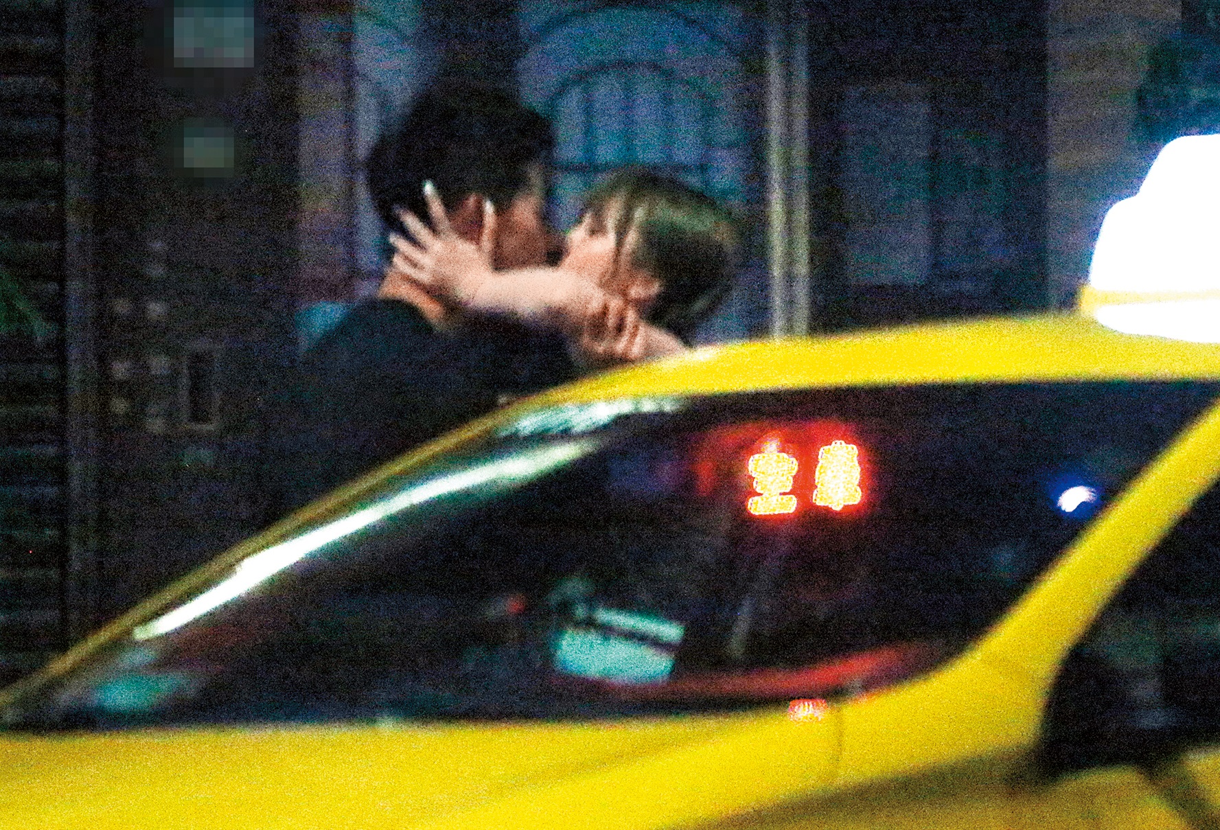 張艾亞和好友夏和熙感情親密，如同好哥們，本刊6月底直擊張艾亞和夏和熙步出酒吧後，激情擁吻。