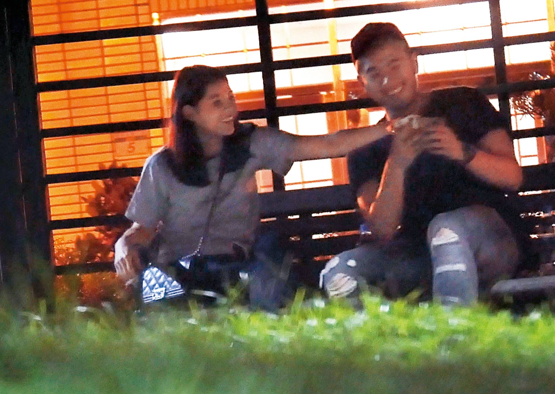 洪文安（左）邊笑邊一把搶下博焱（右）手機。