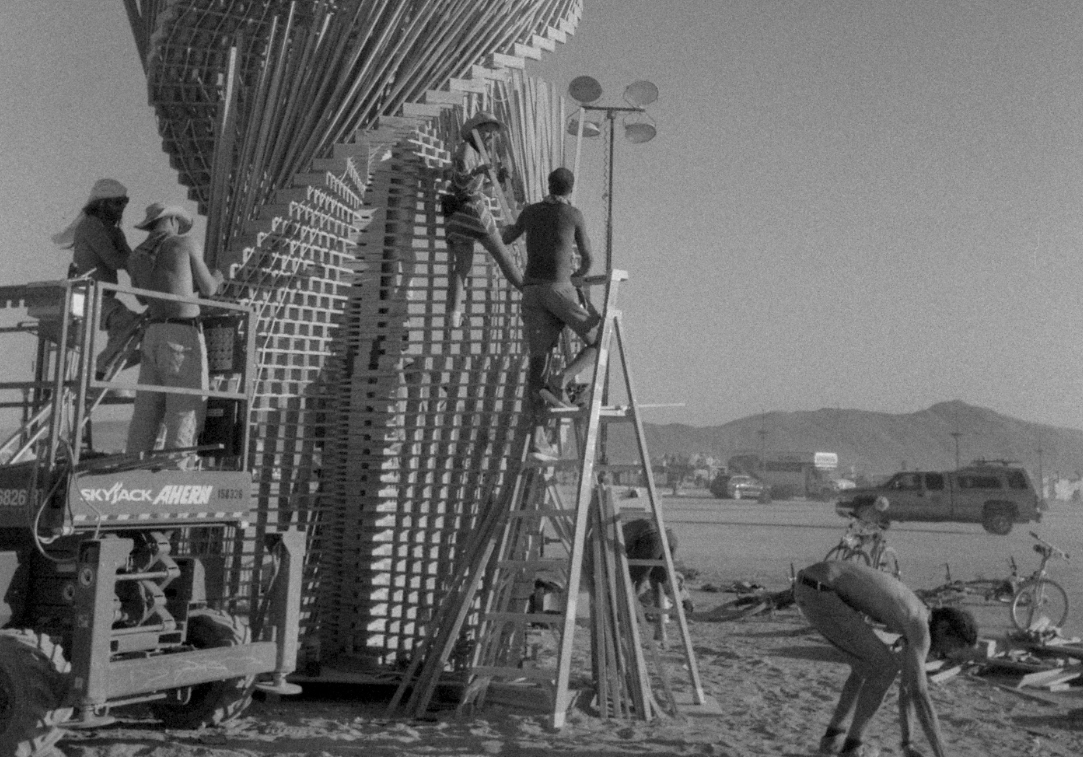 藝術家們正搭建「切線般的夢」（Tangential Dreams）。完成後，人們可踩著寫滿詩句的木塊爬上爬下。