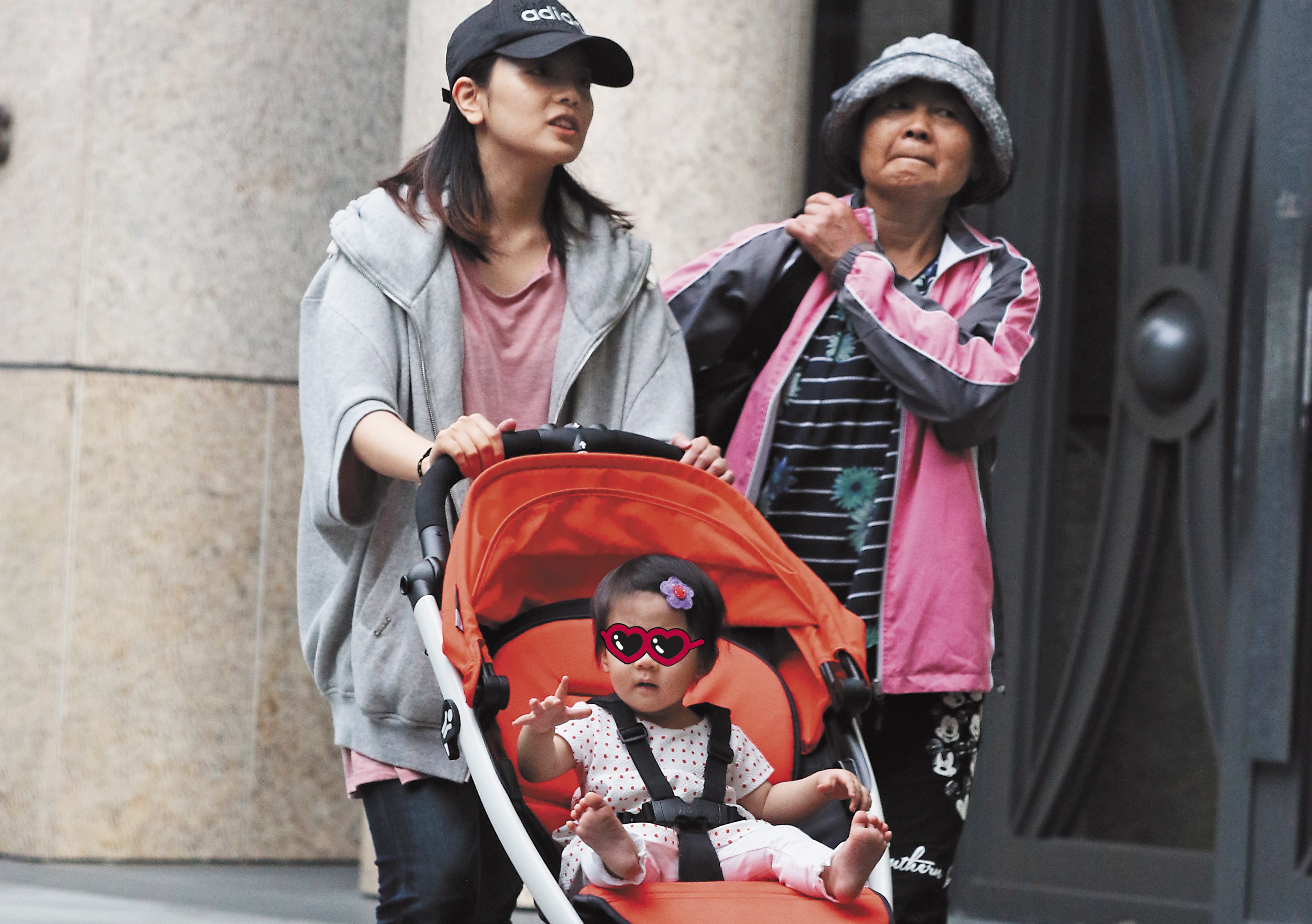 仔仔每每和製片方談簽約，均開出「必須要每週回台一次」條件。