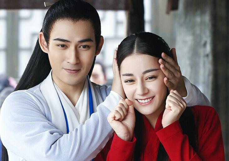 仔仔和中國女星迪麗熱巴合作新劇《烈火如歌》，柔美扮相引起討論。（翻攝網路）