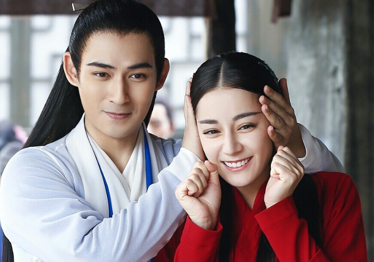 仔仔和中國女星迪麗熱巴合作新劇《烈火如歌》，柔美扮相引起討論。（翻攝網路）